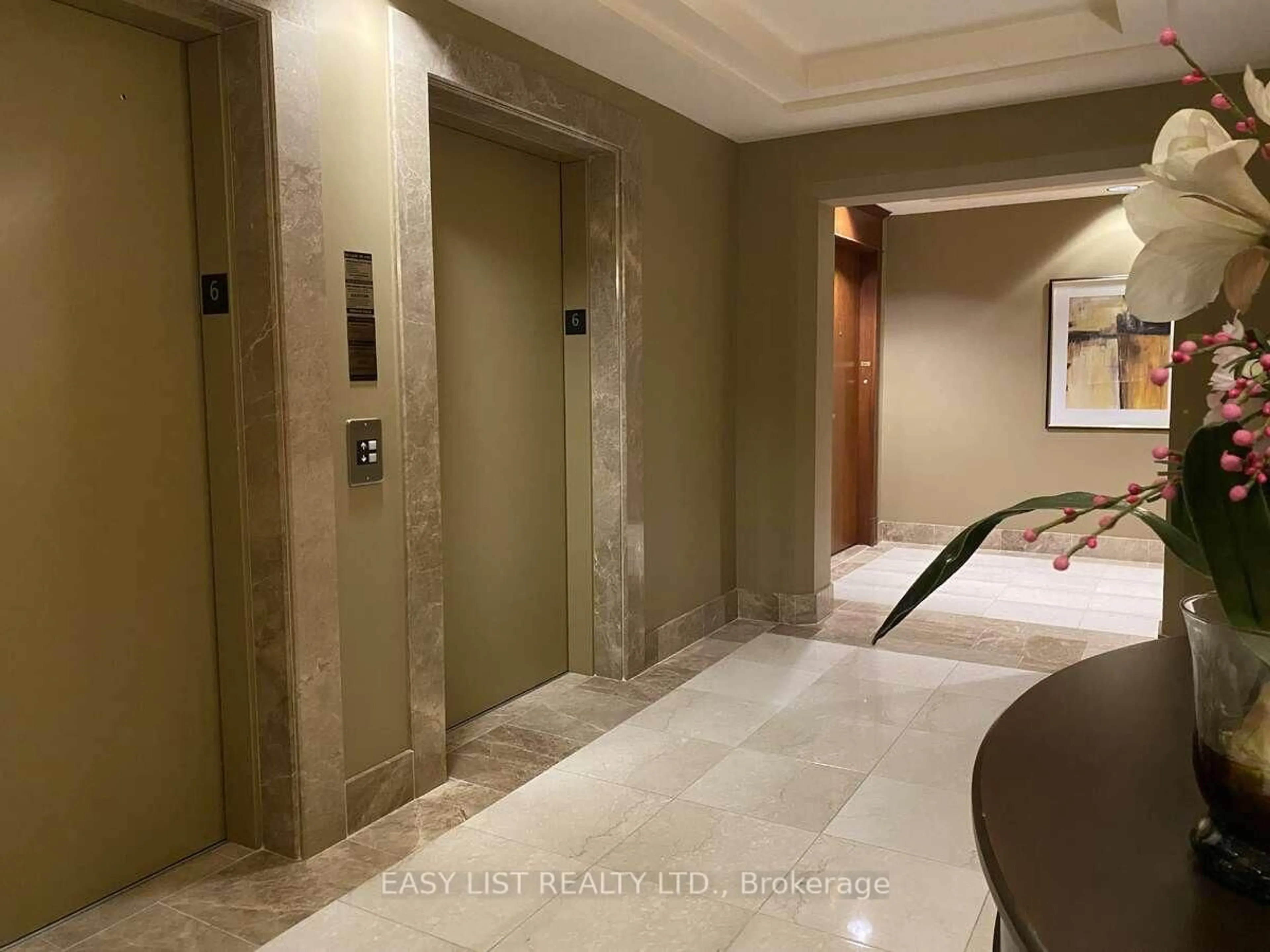 Indoor foyer for 3590 Rivergate Way #602, Ottawa Ontario K1V 1V6