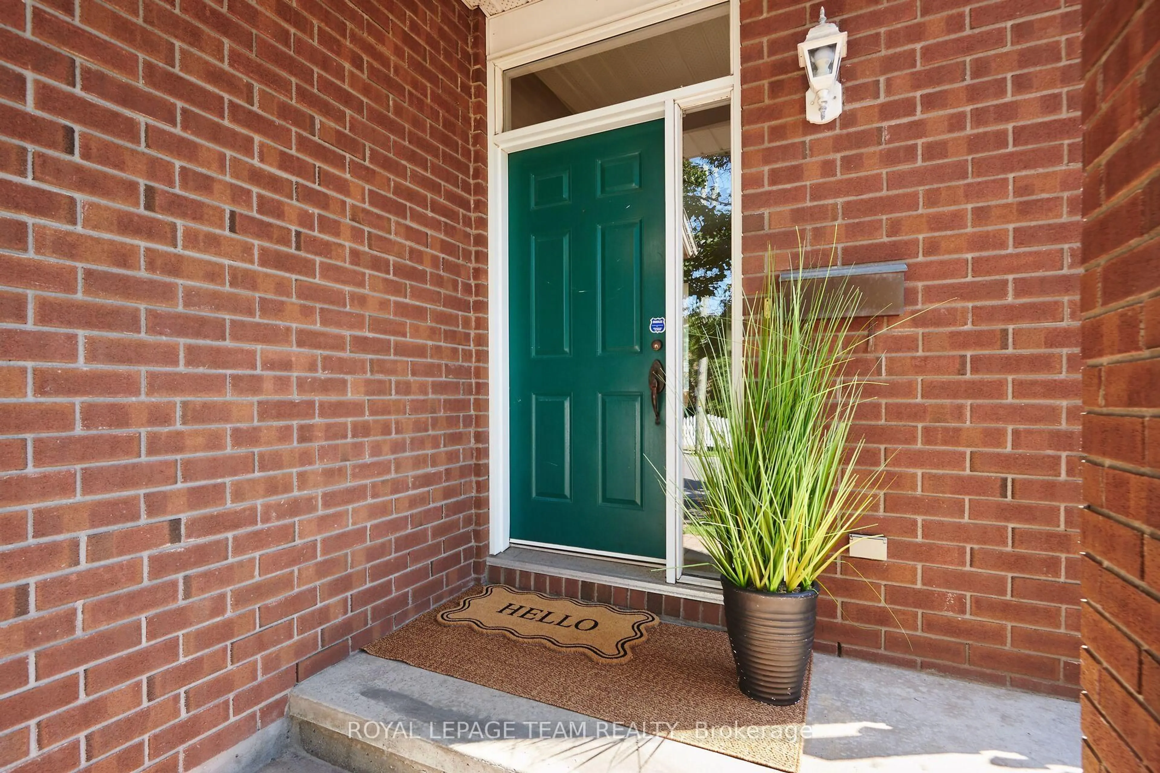 Indoor entryway for 307 Cyr Ave, Ottawa Ontario K1L 7N6