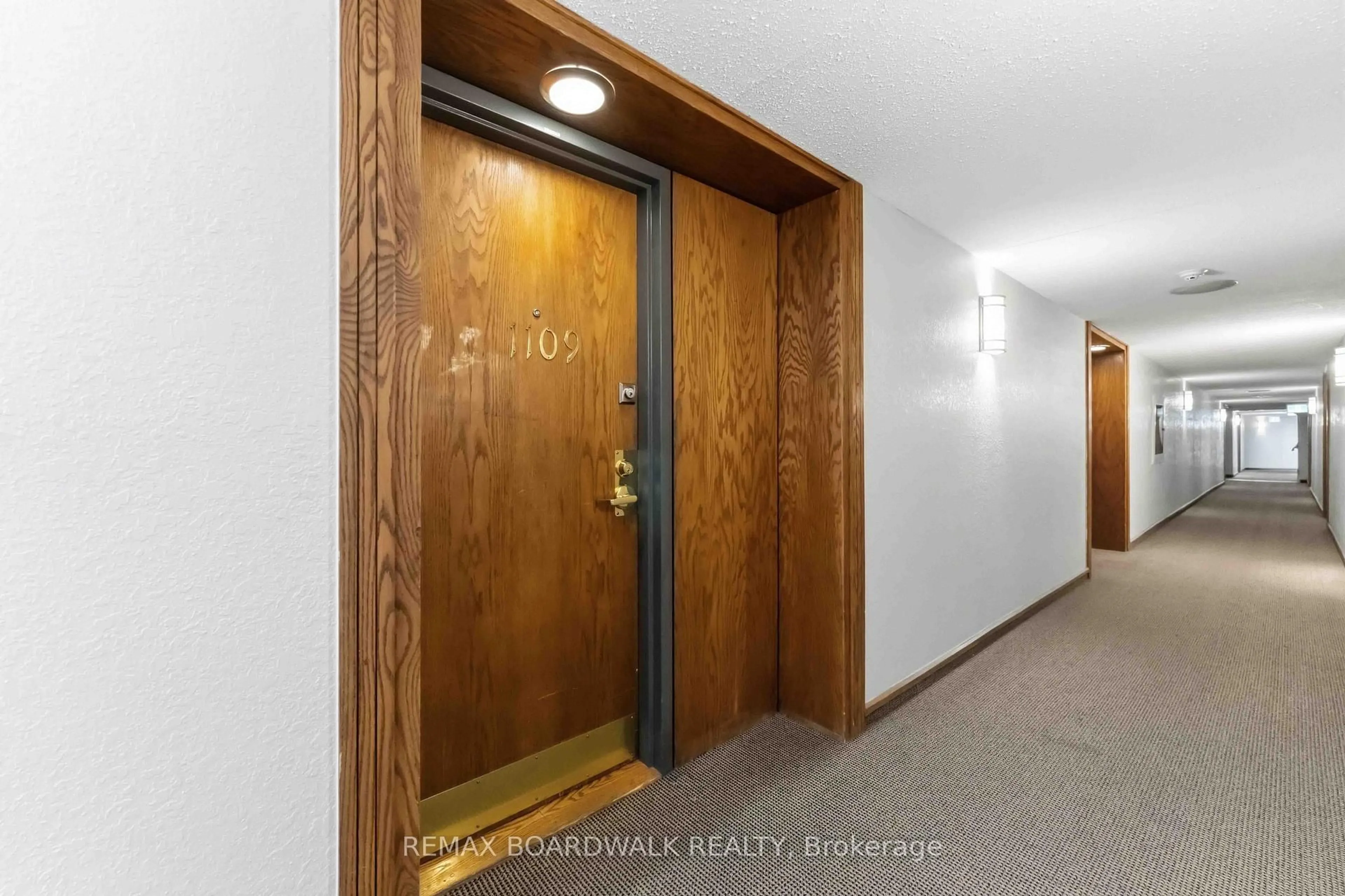 Indoor foyer for 80 SANDCASTLE Dr #1109, Ottawa Ontario K2H 9E7