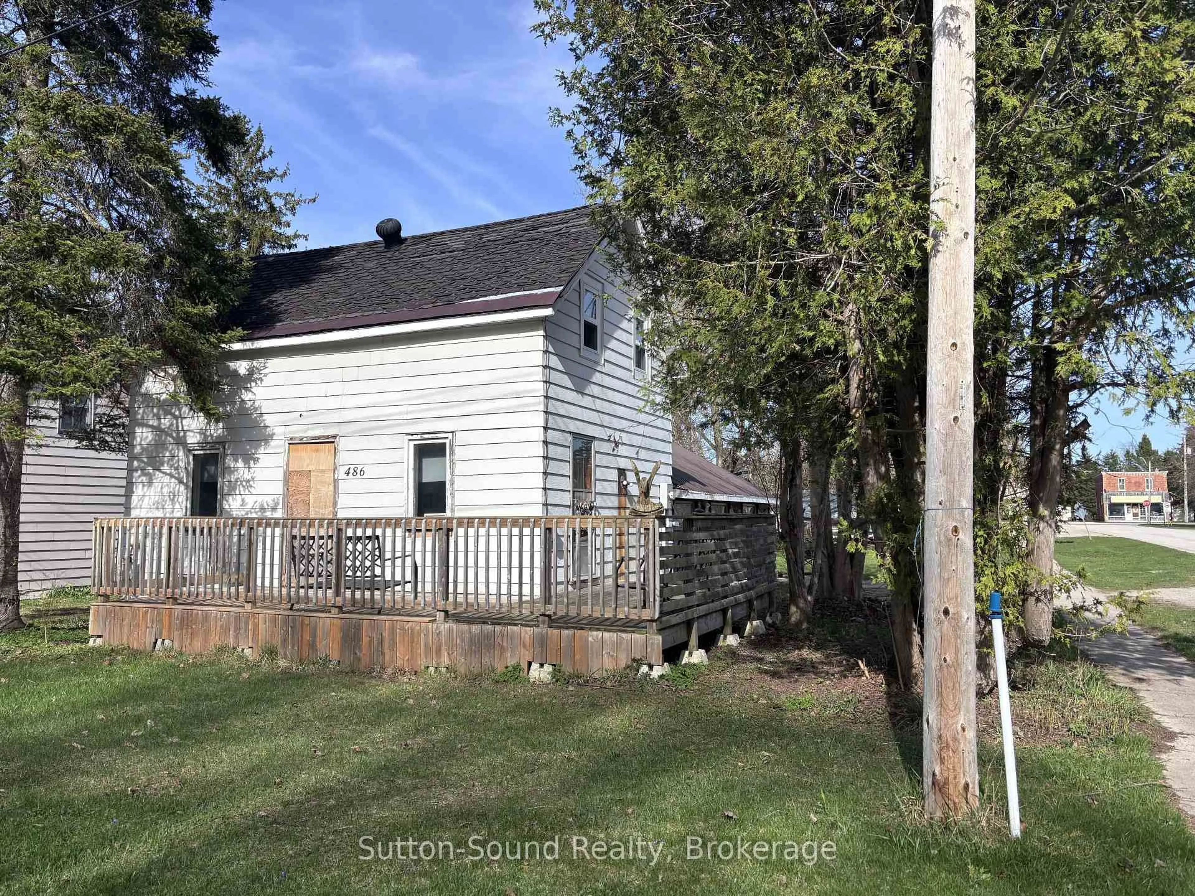 A pic from outside/outdoor area/front of a property/back of a property/a pic from drone, unknown for 486 Elizabeth St, South Bruce Peninsula Ontario N0H 1P0