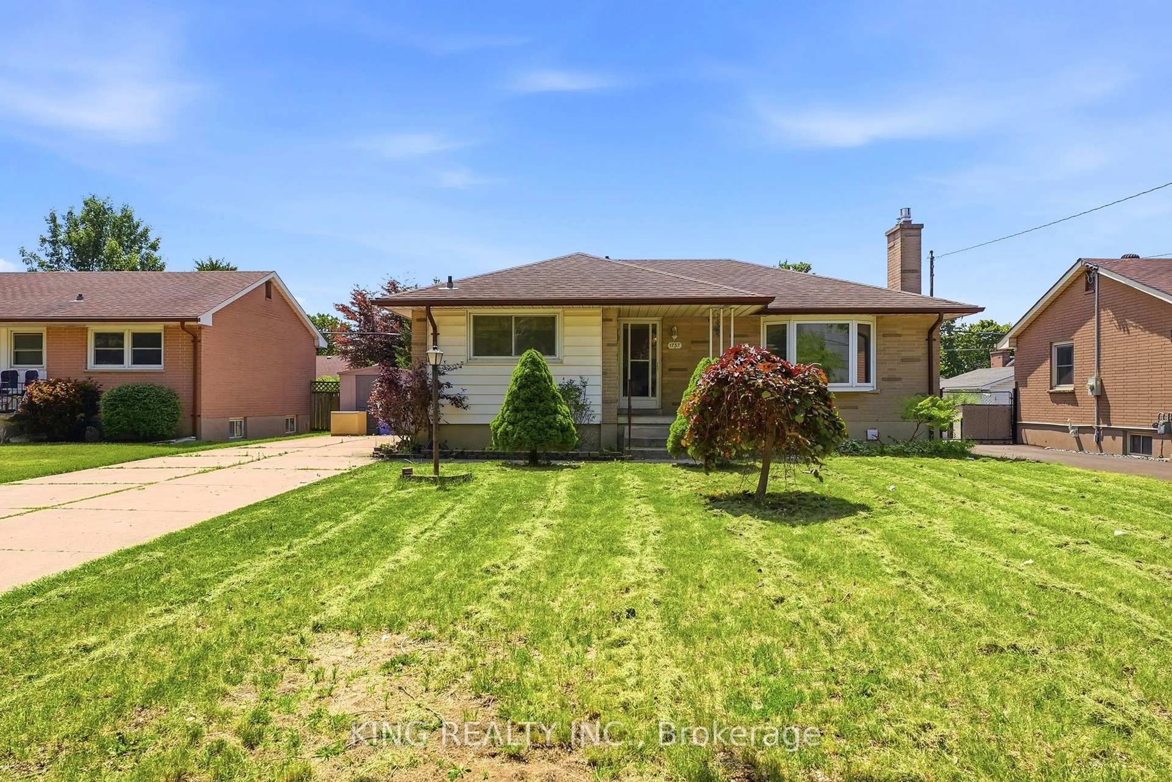 A pic from outside/outdoor area/front of a property/back of a property/a pic from drone, street for 1737 WAVELL St, London East Ontario N5W 2E2