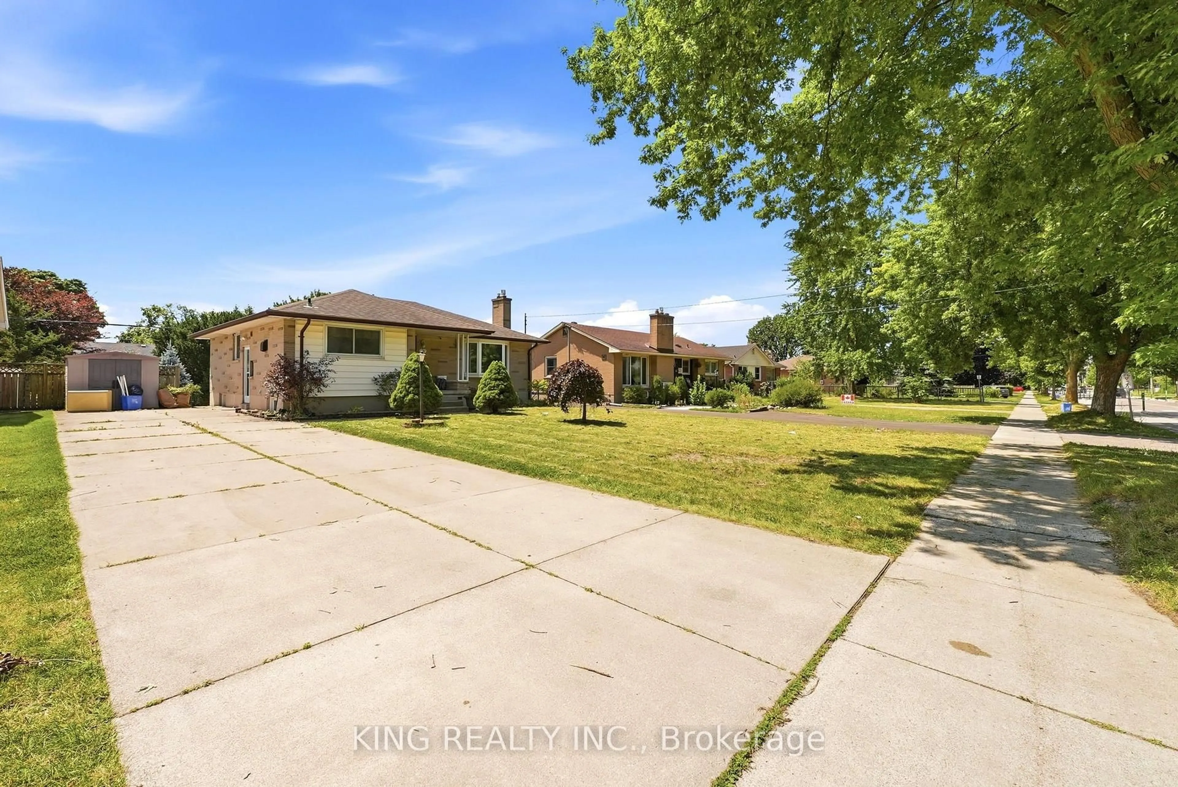 A pic from outside/outdoor area/front of a property/back of a property/a pic from drone, street for 1737 WAVELL St, London East Ontario N5W 2E2