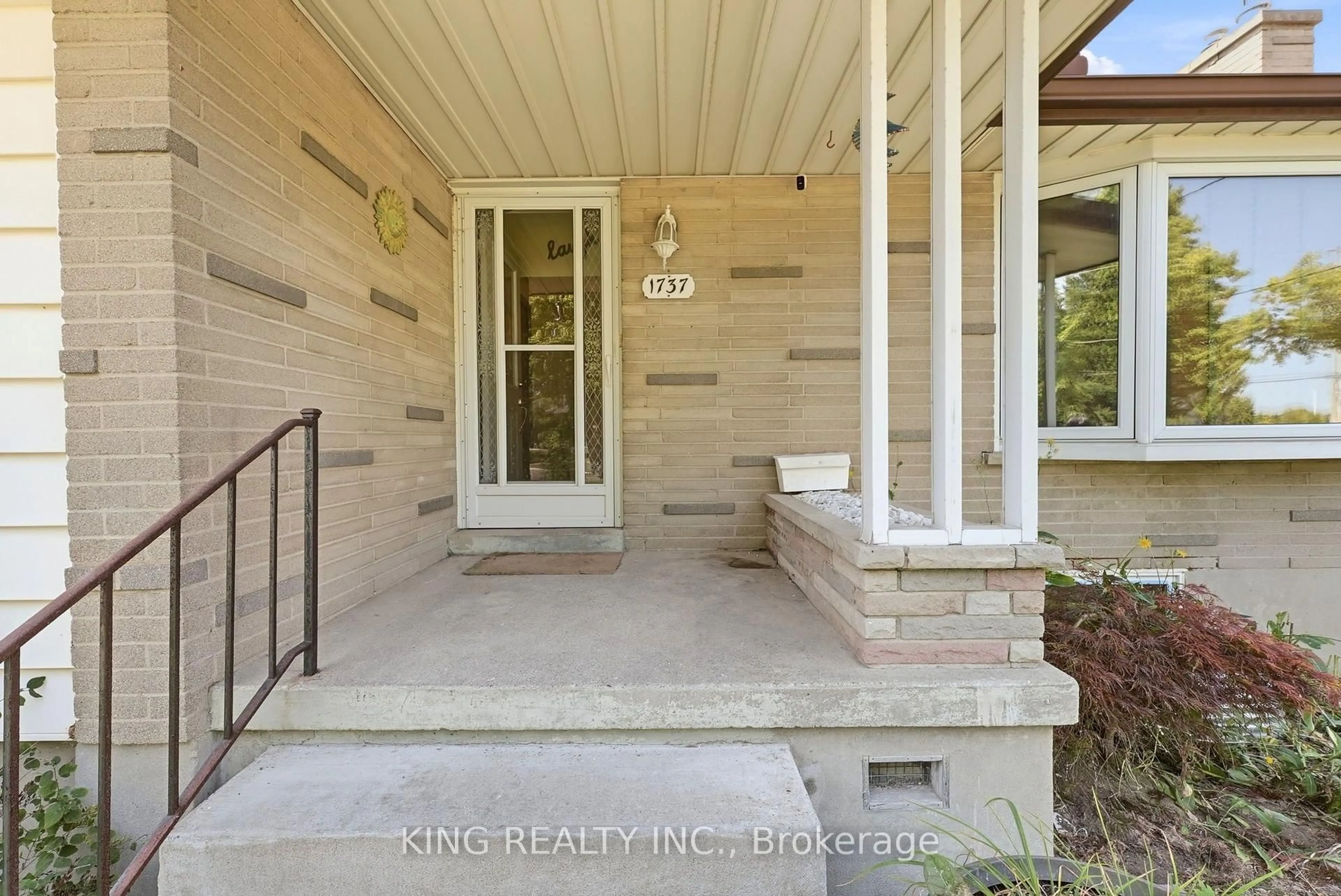Indoor entryway for 1737 WAVELL St, London East Ontario N5W 2E2