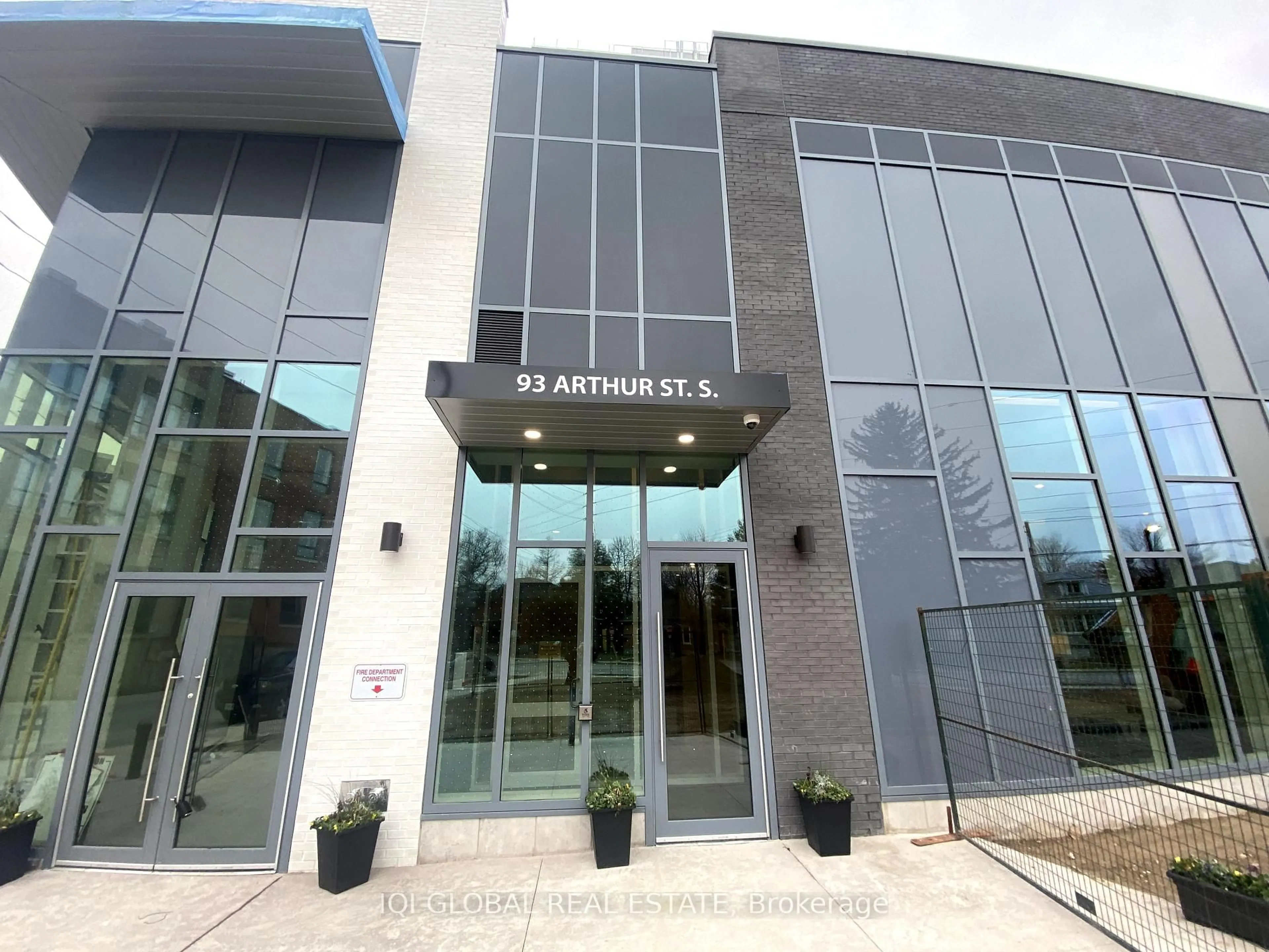 Indoor foyer for 93 Arthur St #105, Guelph Ontario N1E 0S6