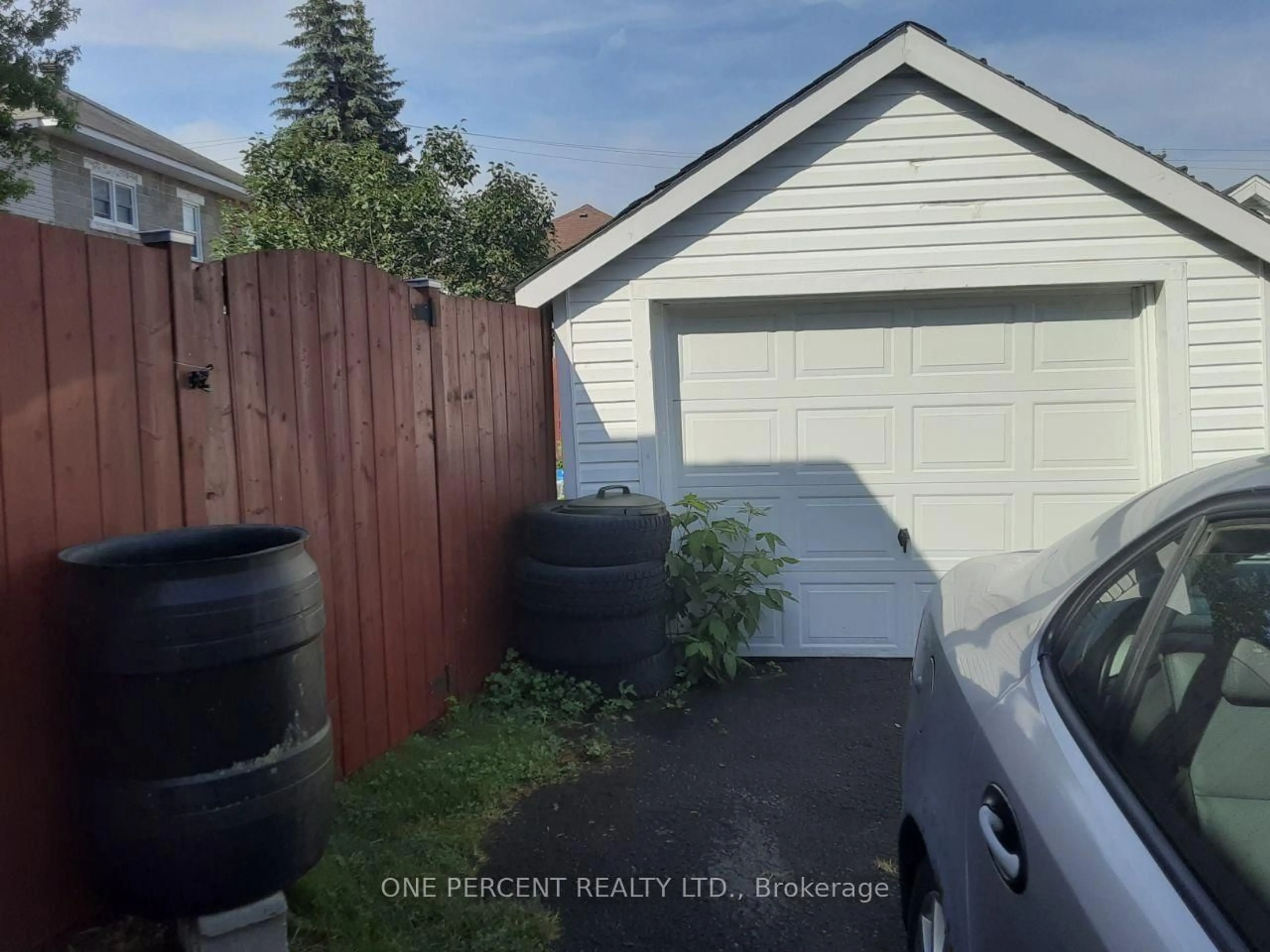 A pic from outside/outdoor area/front of a property/back of a property/a pic from drone, street for 511 St Felix St, Cornwall Ontario K6H 5B2