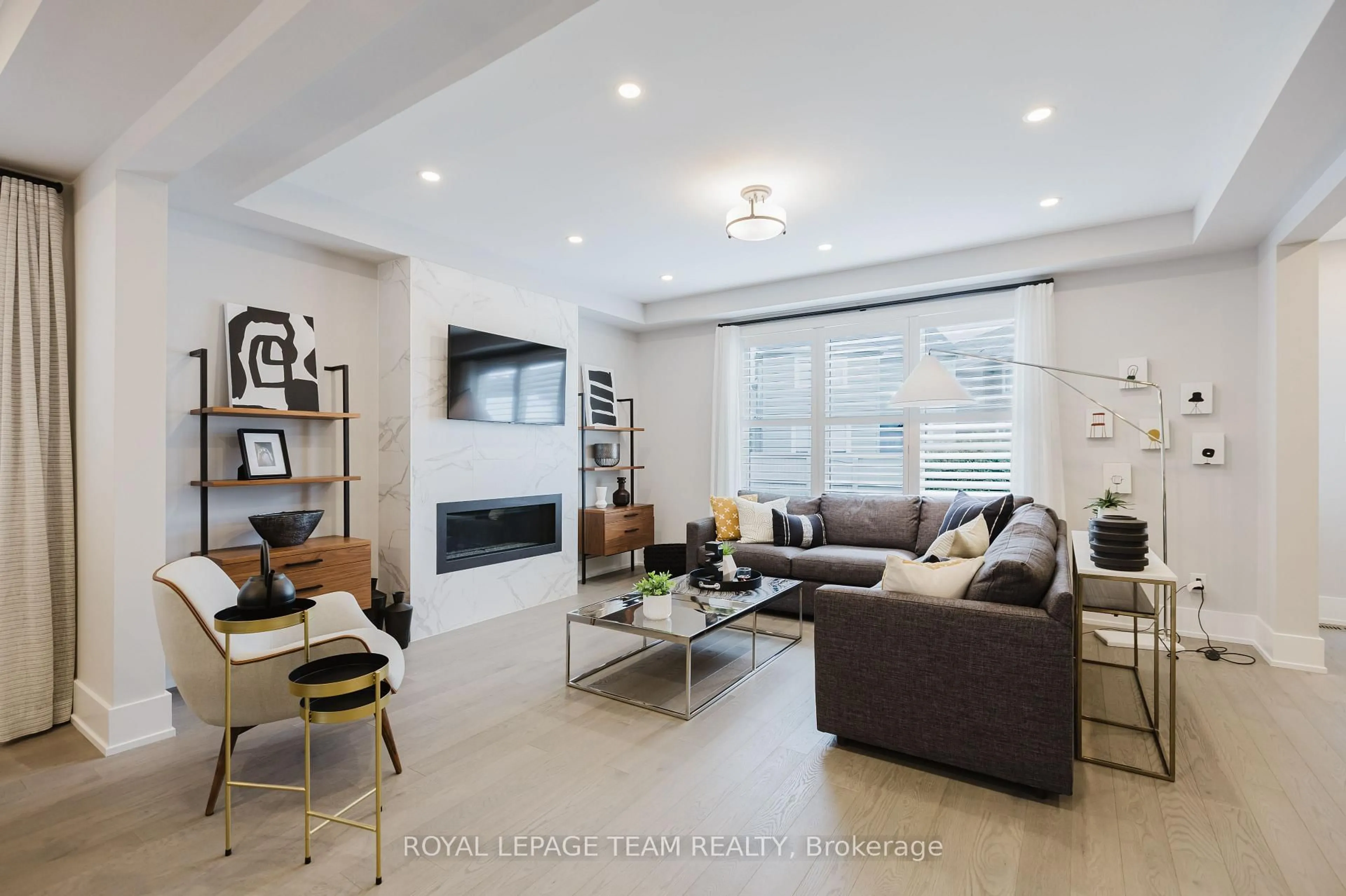 Living room with furniture, unknown for 6022 Homecraft St, Richmond Ontario K0A 2Z0