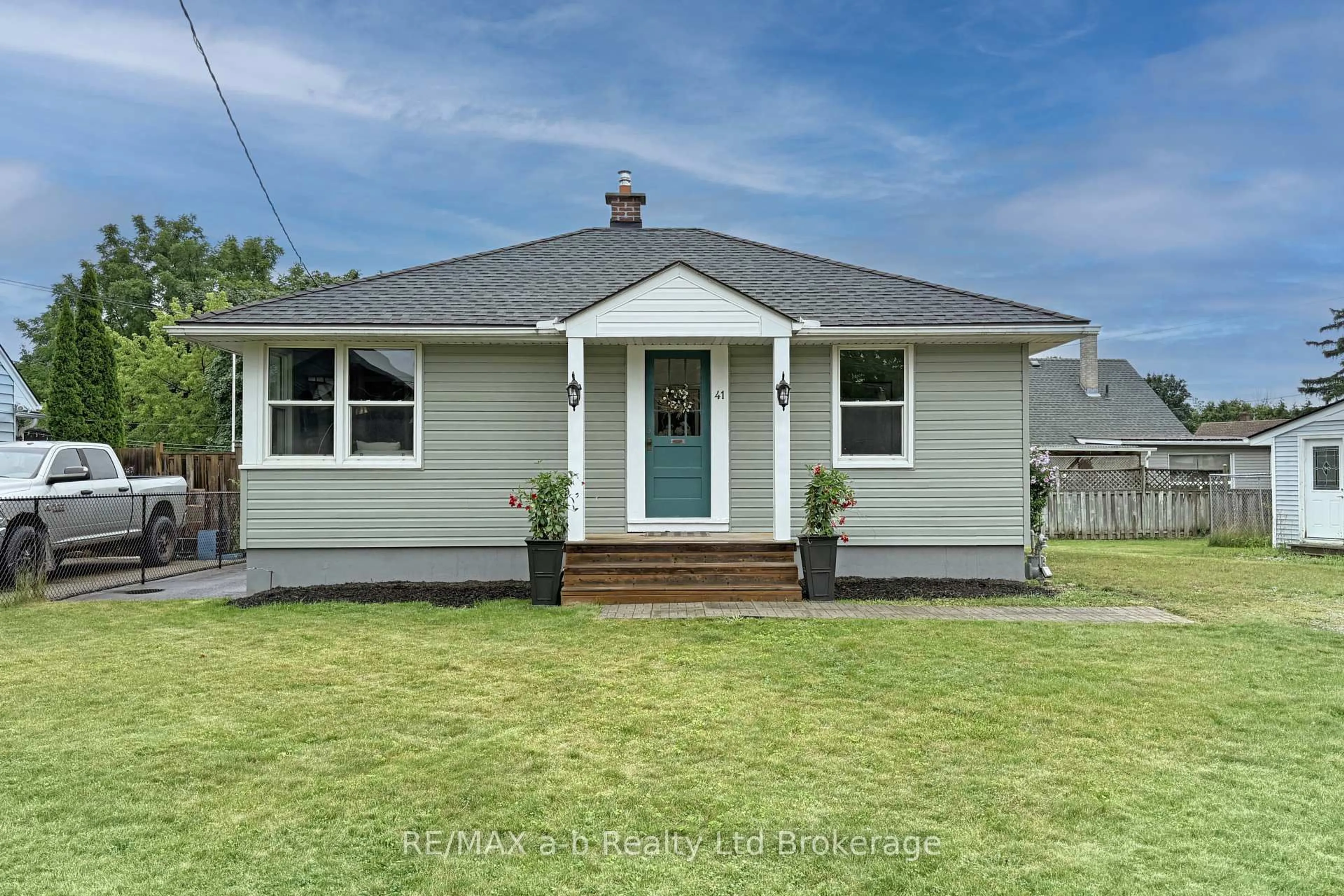 Home with vinyl exterior material, street for 41 Kensington St, Woodstock Ontario N4S 5L5