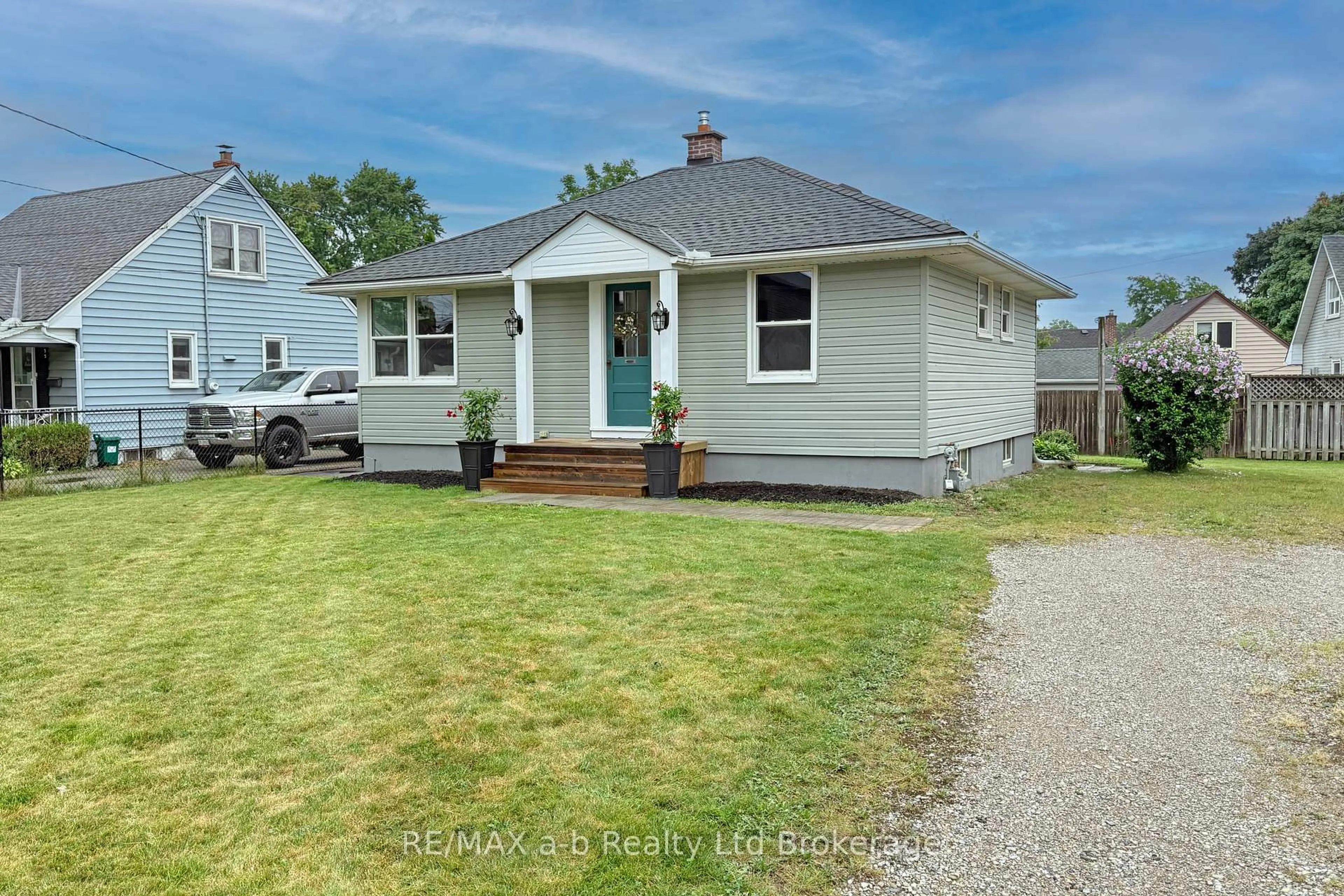 A pic from outside/outdoor area/front of a property/back of a property/a pic from drone, street for 41 Kensington St, Woodstock Ontario N4S 5L5