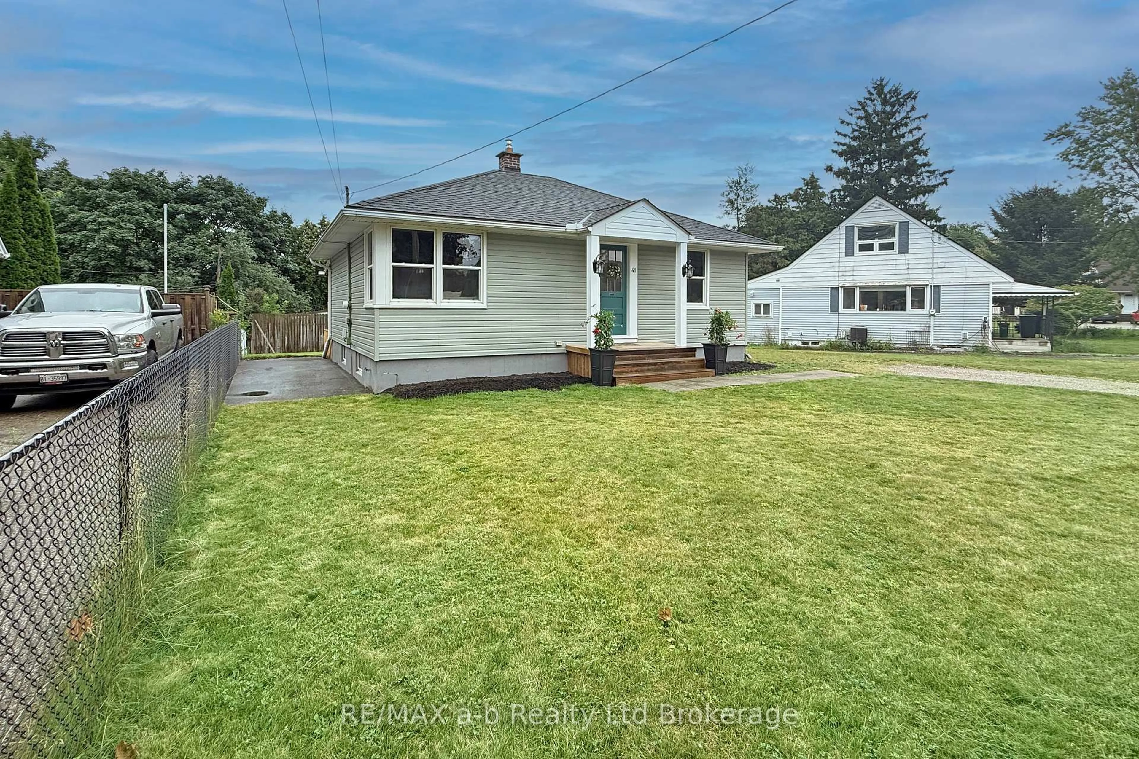A pic from outside/outdoor area/front of a property/back of a property/a pic from drone, street for 41 Kensington St, Woodstock Ontario N4S 5L5