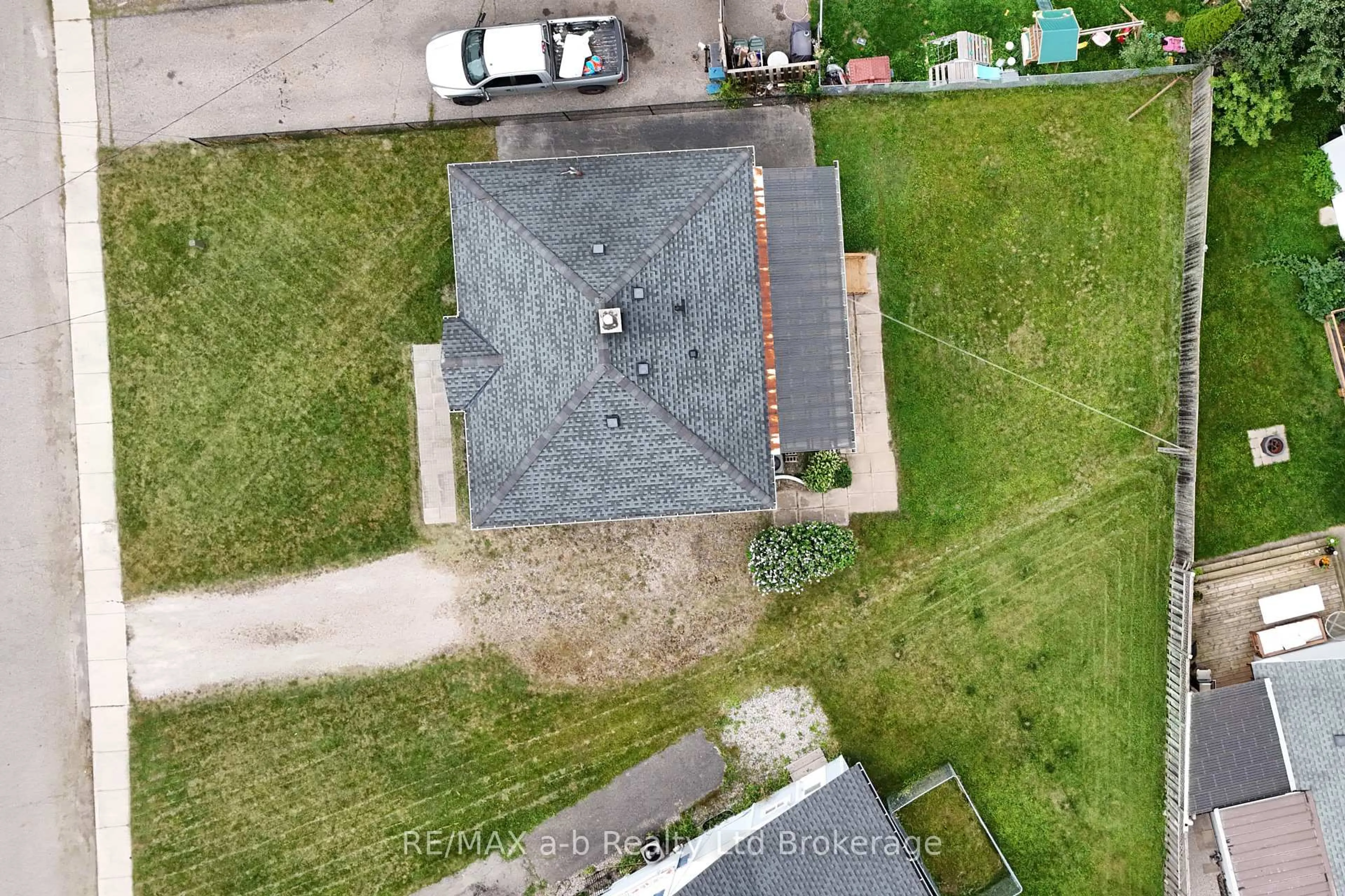 A pic from outside/outdoor area/front of a property/back of a property/a pic from drone, street for 41 Kensington St, Woodstock Ontario N4S 5L5