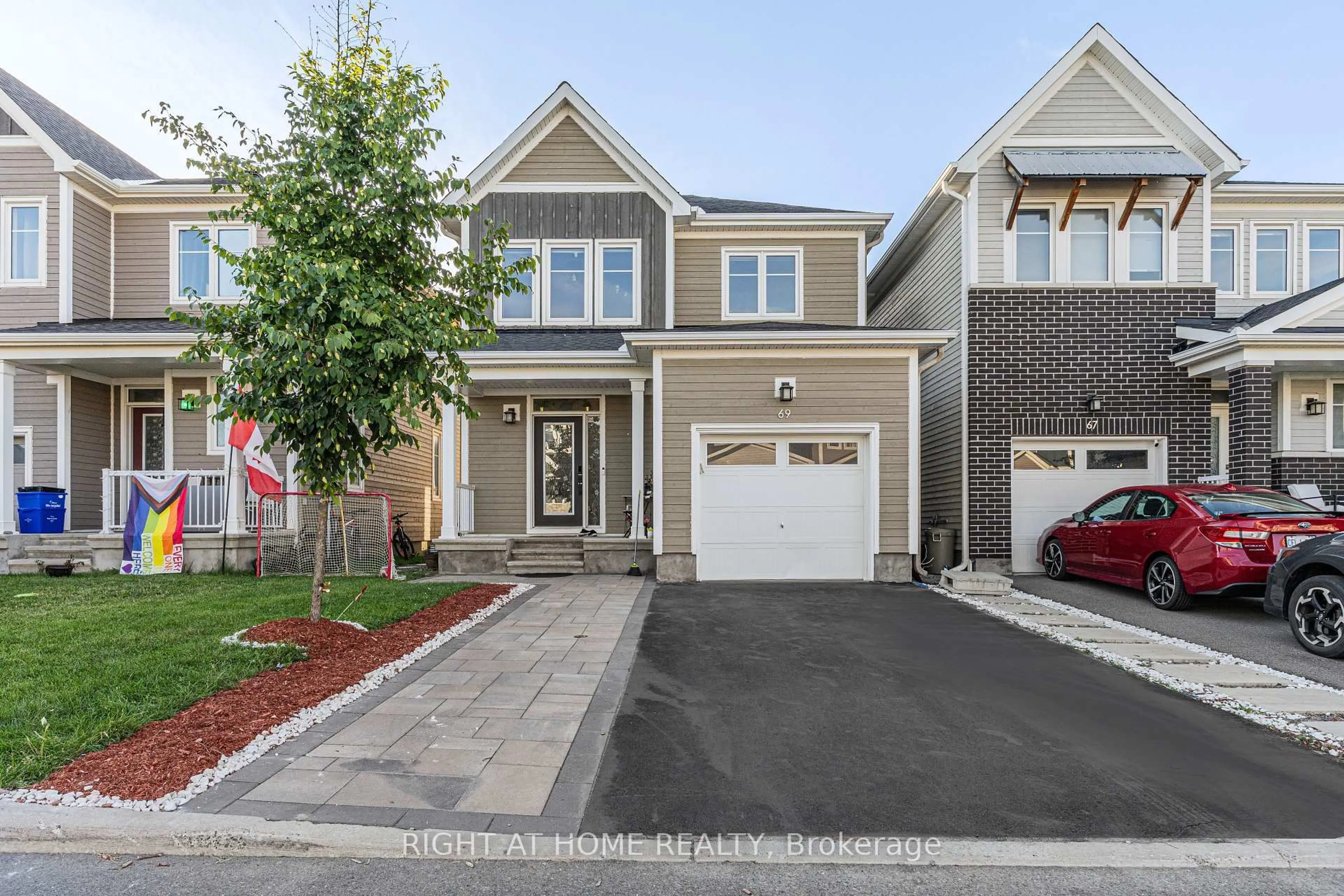 Home with vinyl exterior material, street for 69 Pelham Cres, Richmond Ontario K0A 2Z0