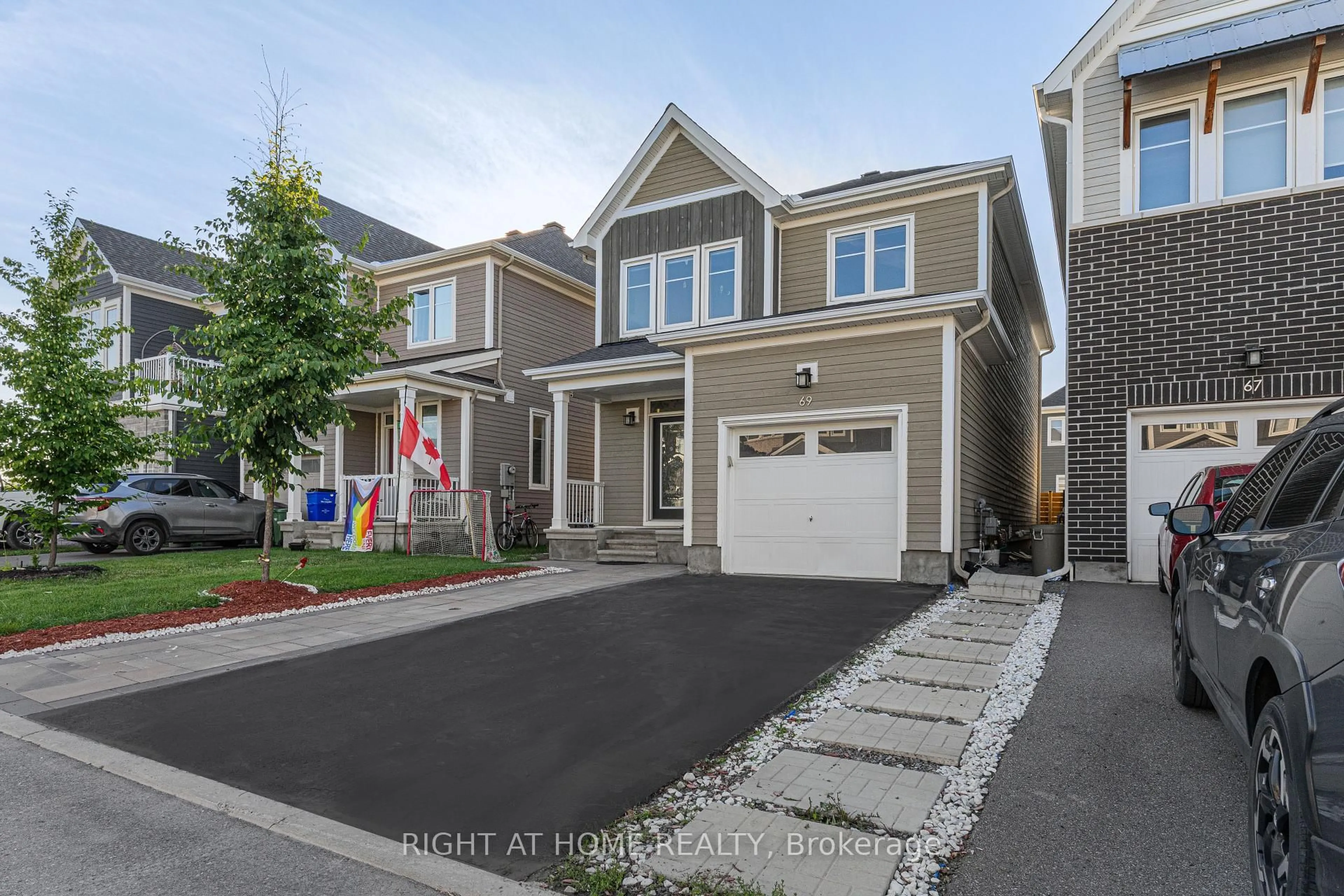 Home with vinyl exterior material, street for 69 Pelham Cres, Richmond Ontario K0A 2Z0