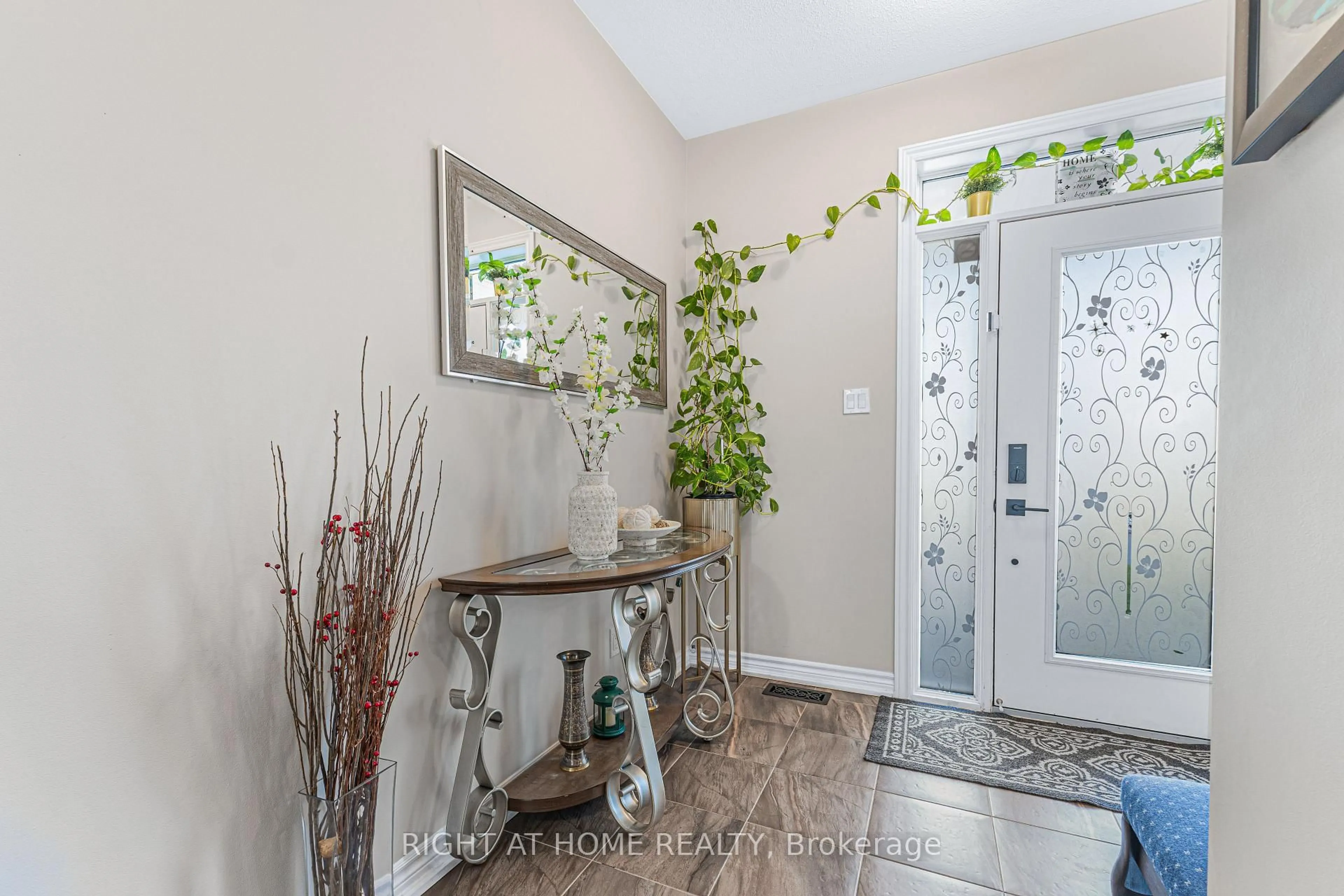 Indoor entryway for 69 Pelham Cres, Richmond Ontario K0A 2Z0