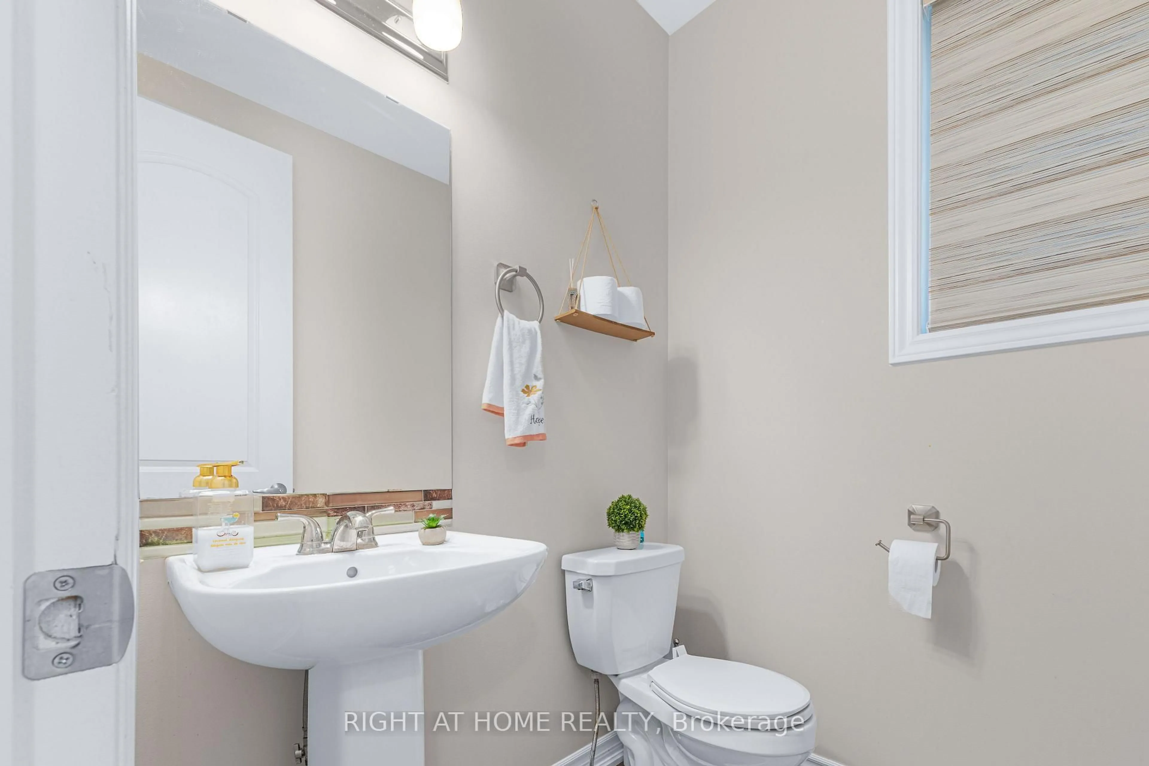Standard bathroom, ceramic/tile floor for 69 Pelham Cres, Richmond Ontario K0A 2Z0