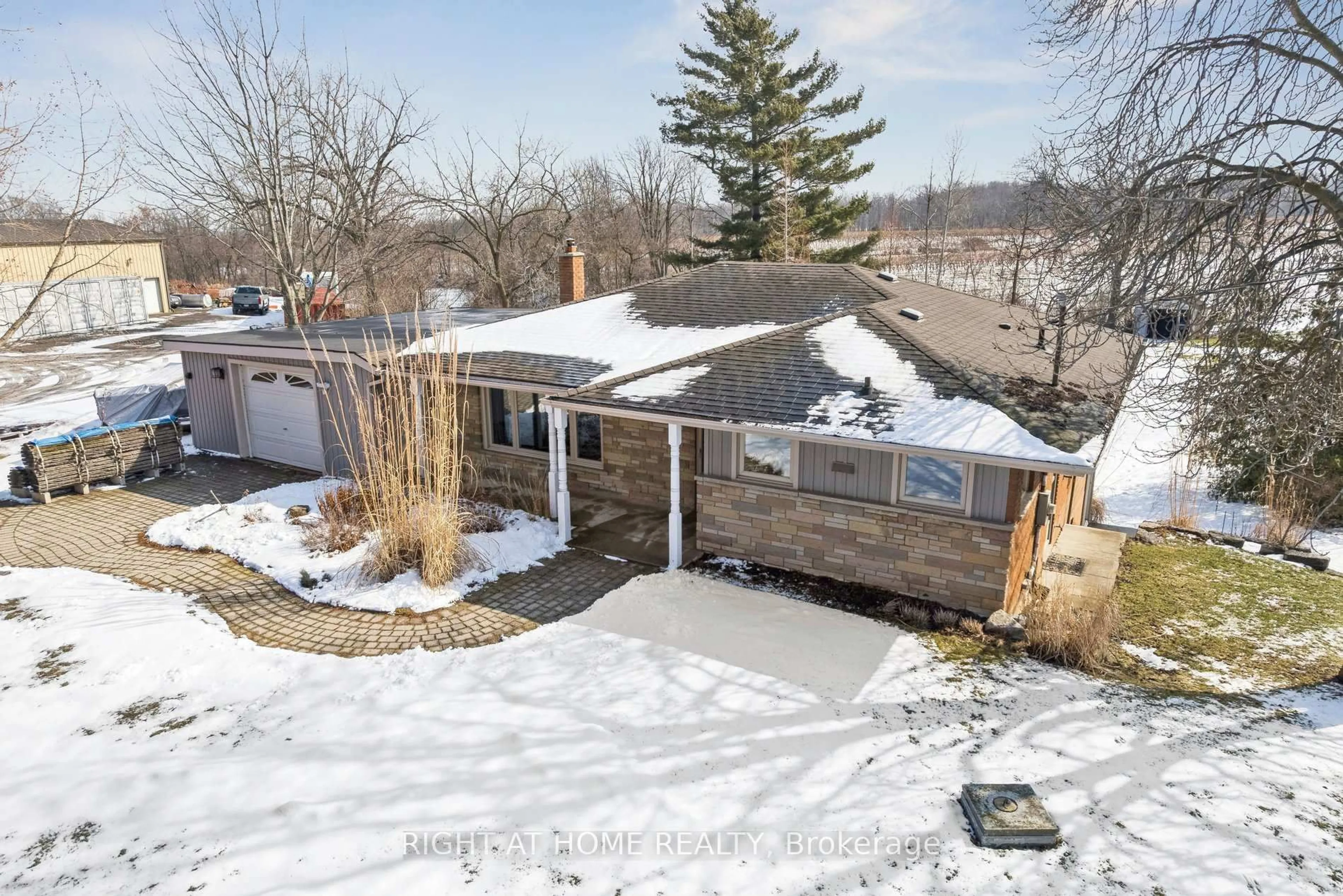 A pic from outside/outdoor area/front of a property/back of a property/a pic from drone, water/lake/river/ocean view for 4451 Thirty Rd, Lincoln Ontario L3J 1P3