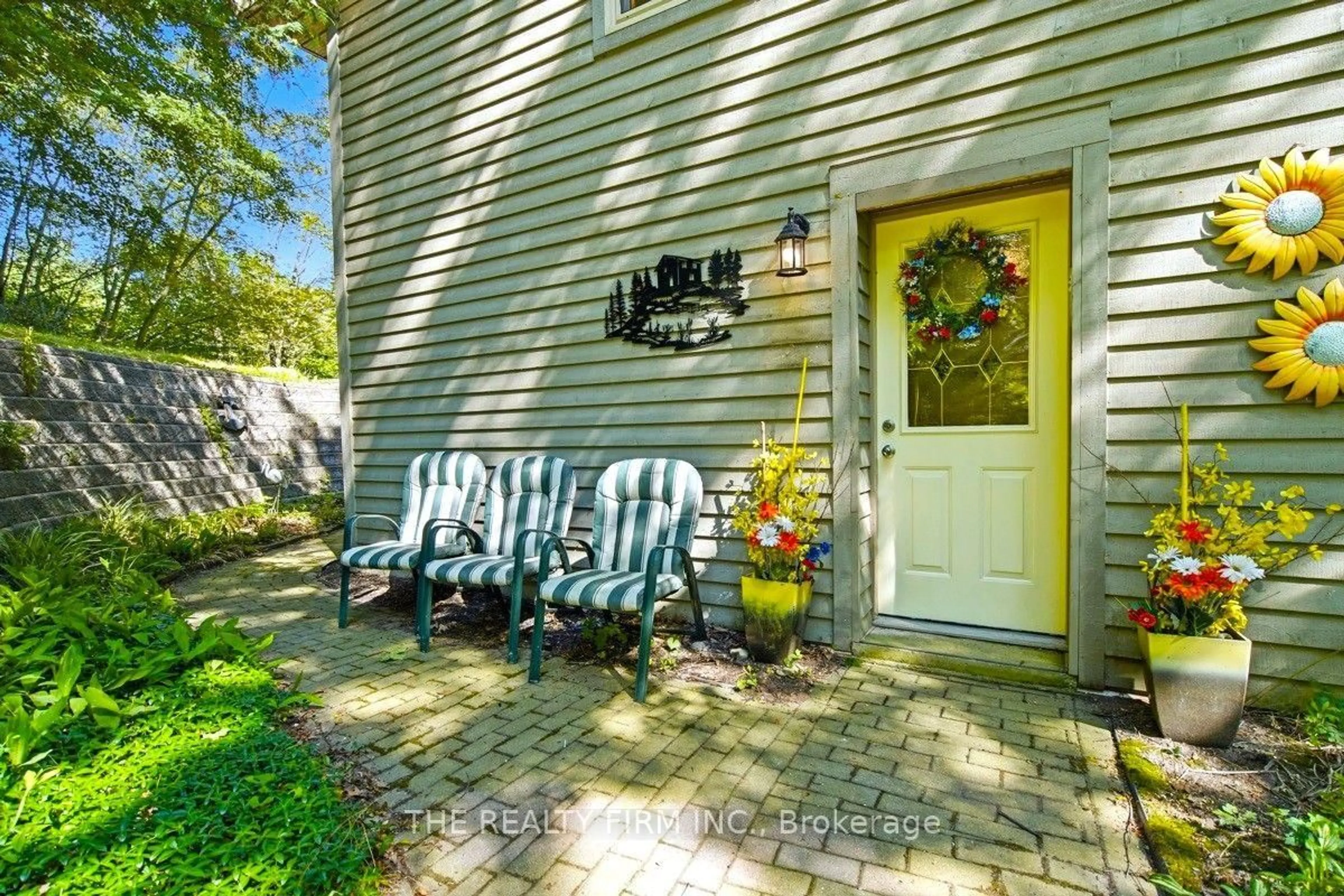 Patio, street for 7338 Coyne Rd, Dutton/Dunwich Ontario N0L 2M0