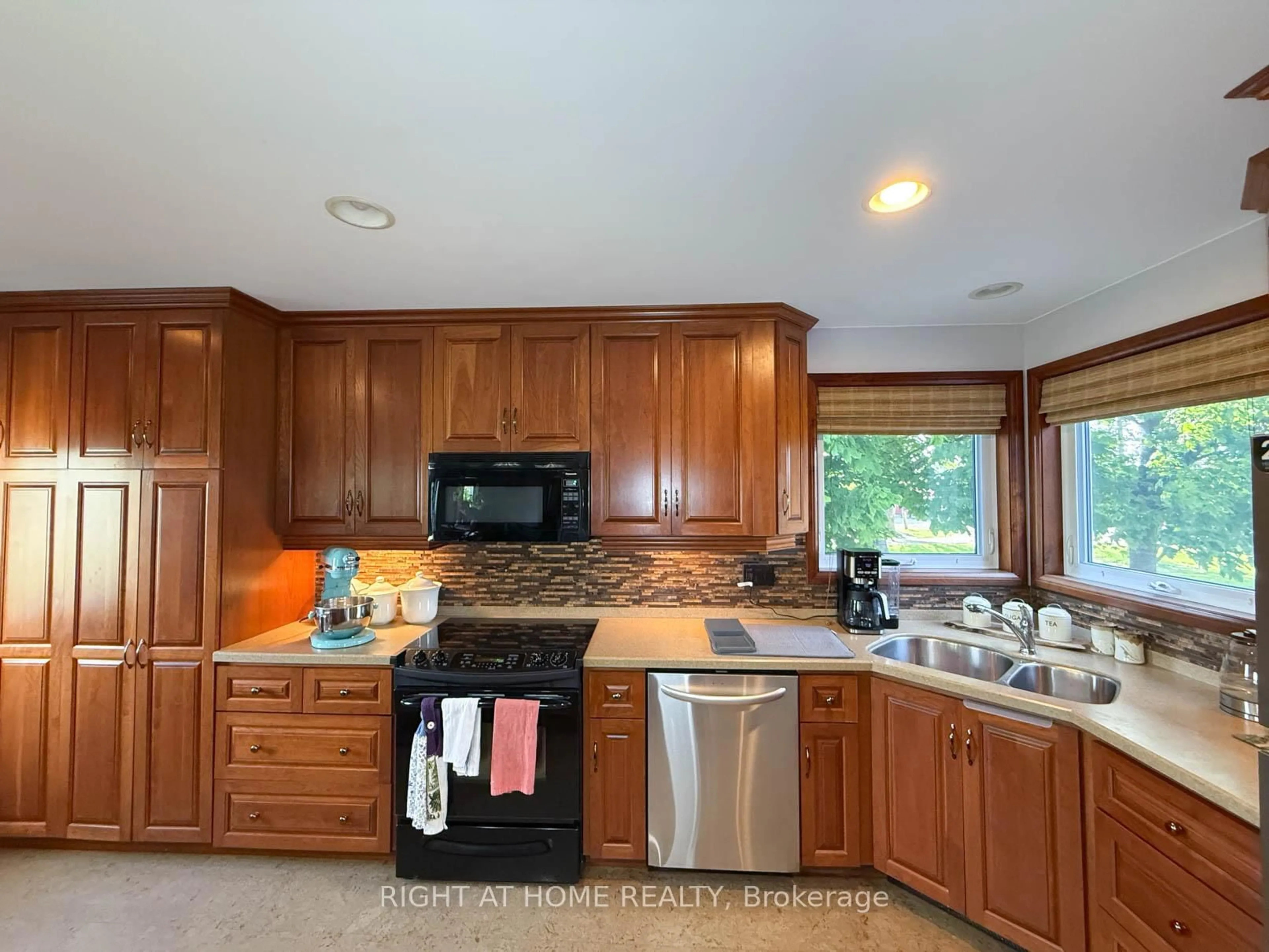 Open concept kitchen, ceramic/tile floor for 8192 Petrolia Line, Brooke-Alvinston Ontario N0N 1A0
