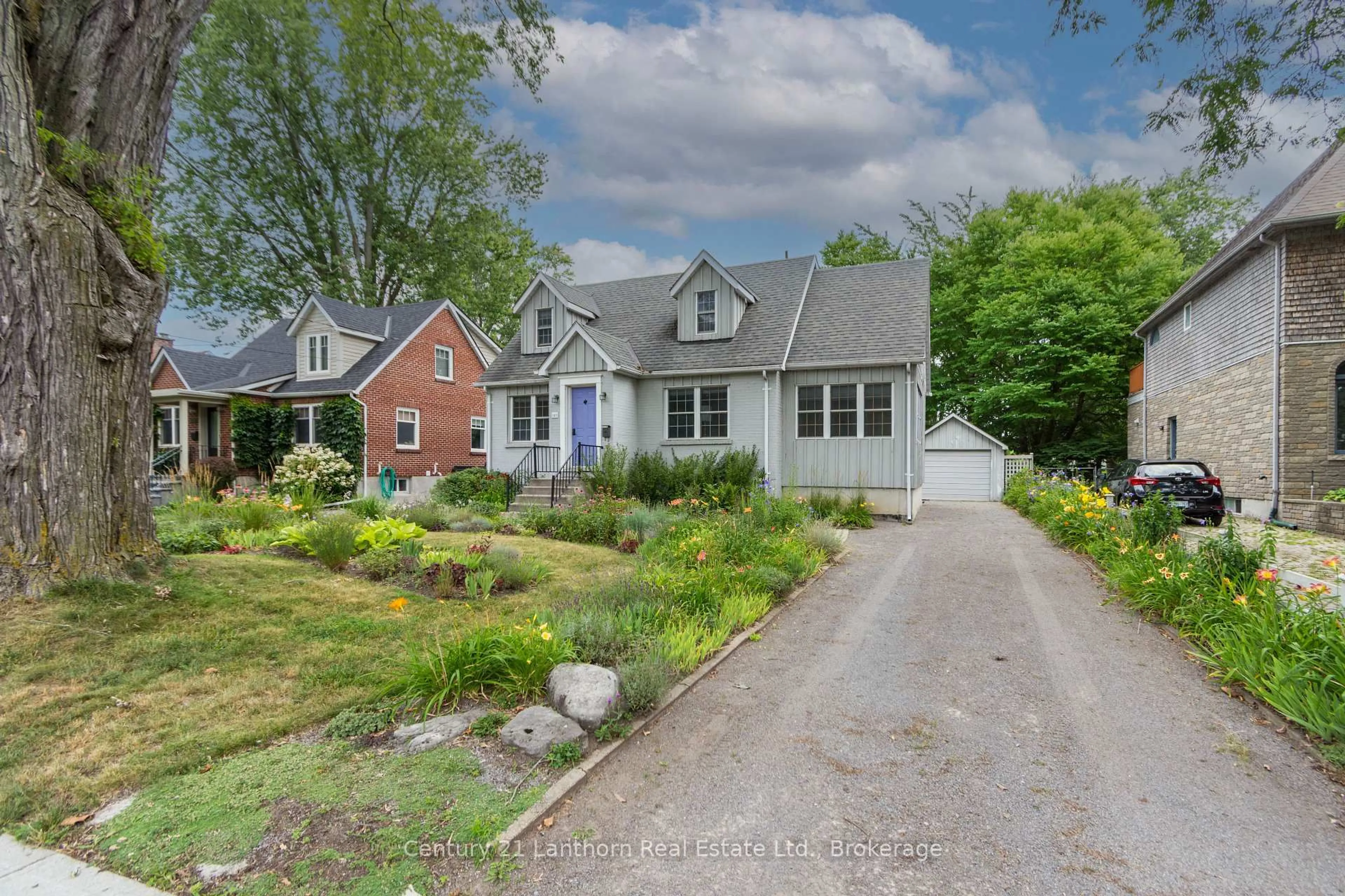 A pic from outside/outdoor area/front of a property/back of a property/a pic from drone, street for 149 Dufferin Ave, Belleville Ontario K8N 3W9