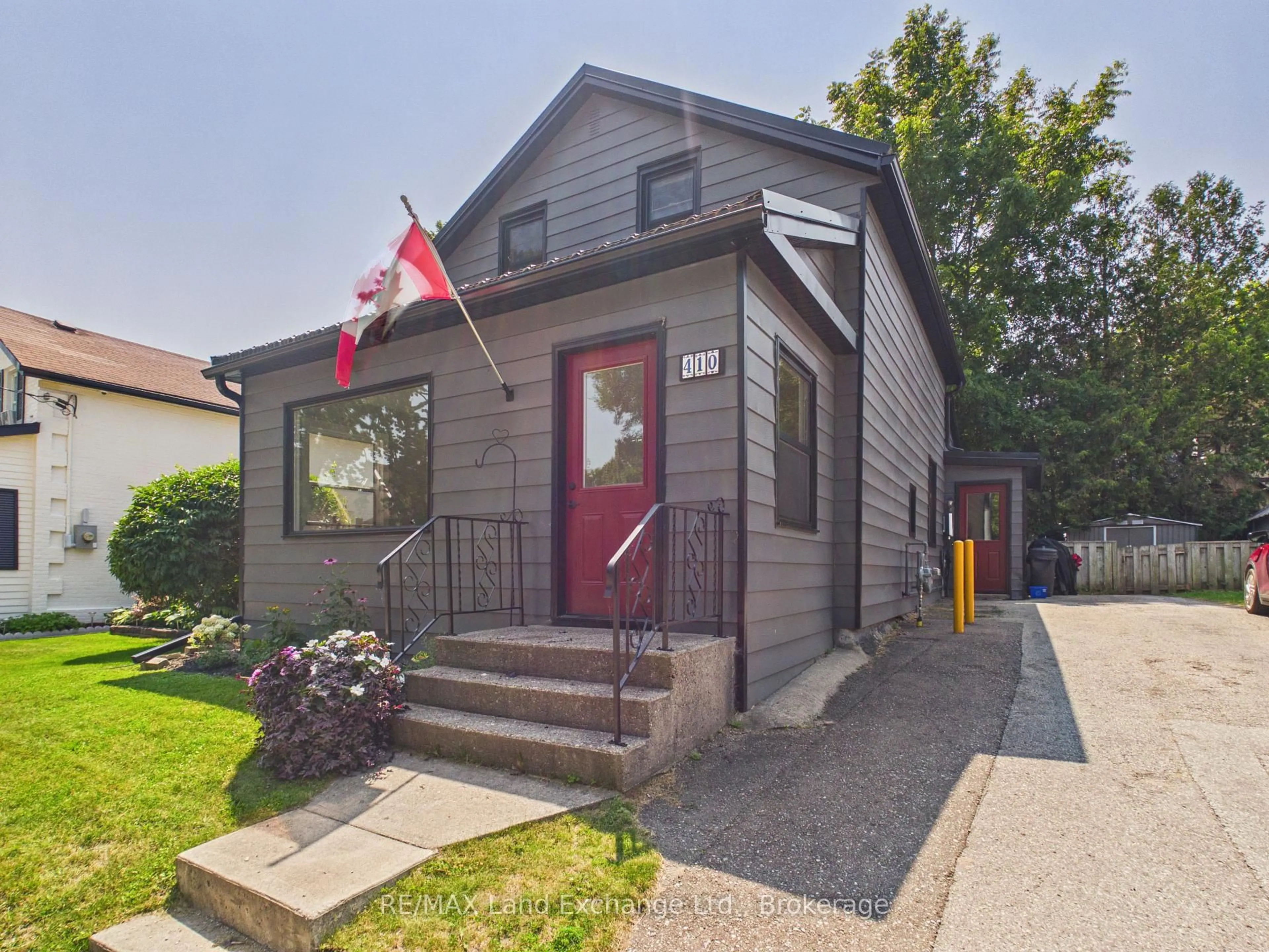 Home with vinyl exterior material, street for 410 RUSSELL St, Kincardine Ontario N2Z 2A9