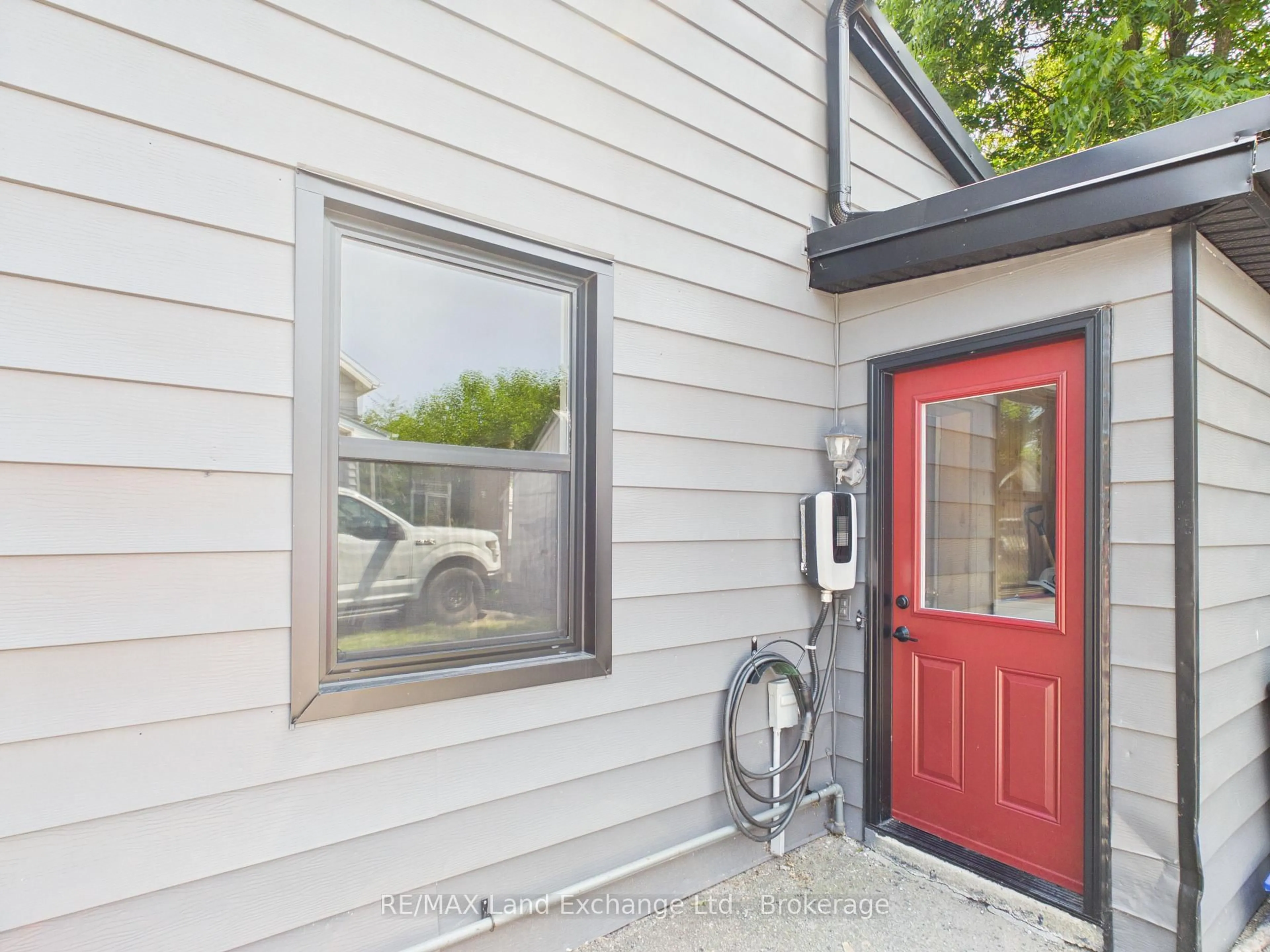 Home with vinyl exterior material, street for 410 RUSSELL St, Kincardine Ontario N2Z 2A9