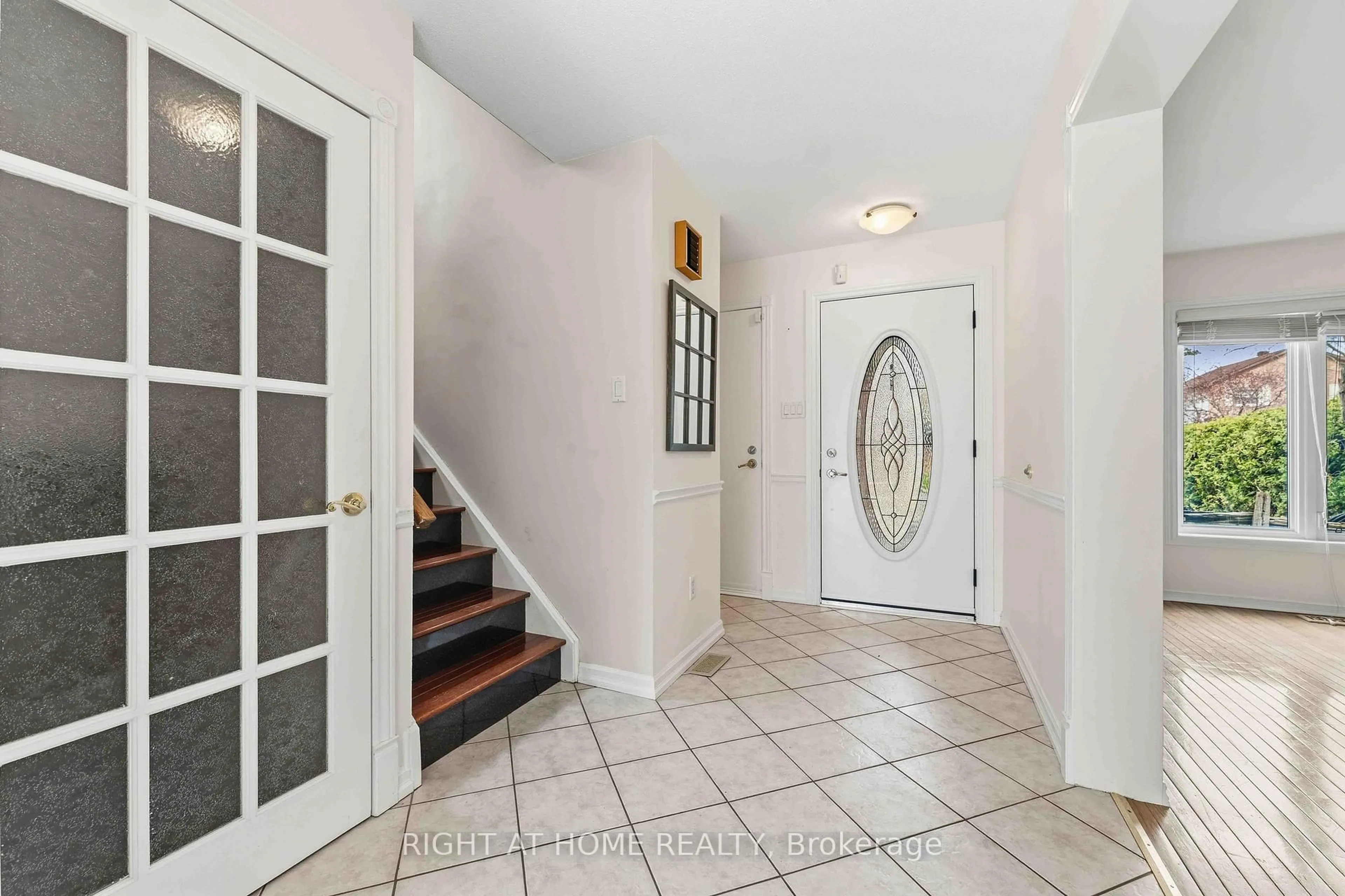 Indoor foyer for 26 Denham Way, Ottawa Ontario K2S 1H5