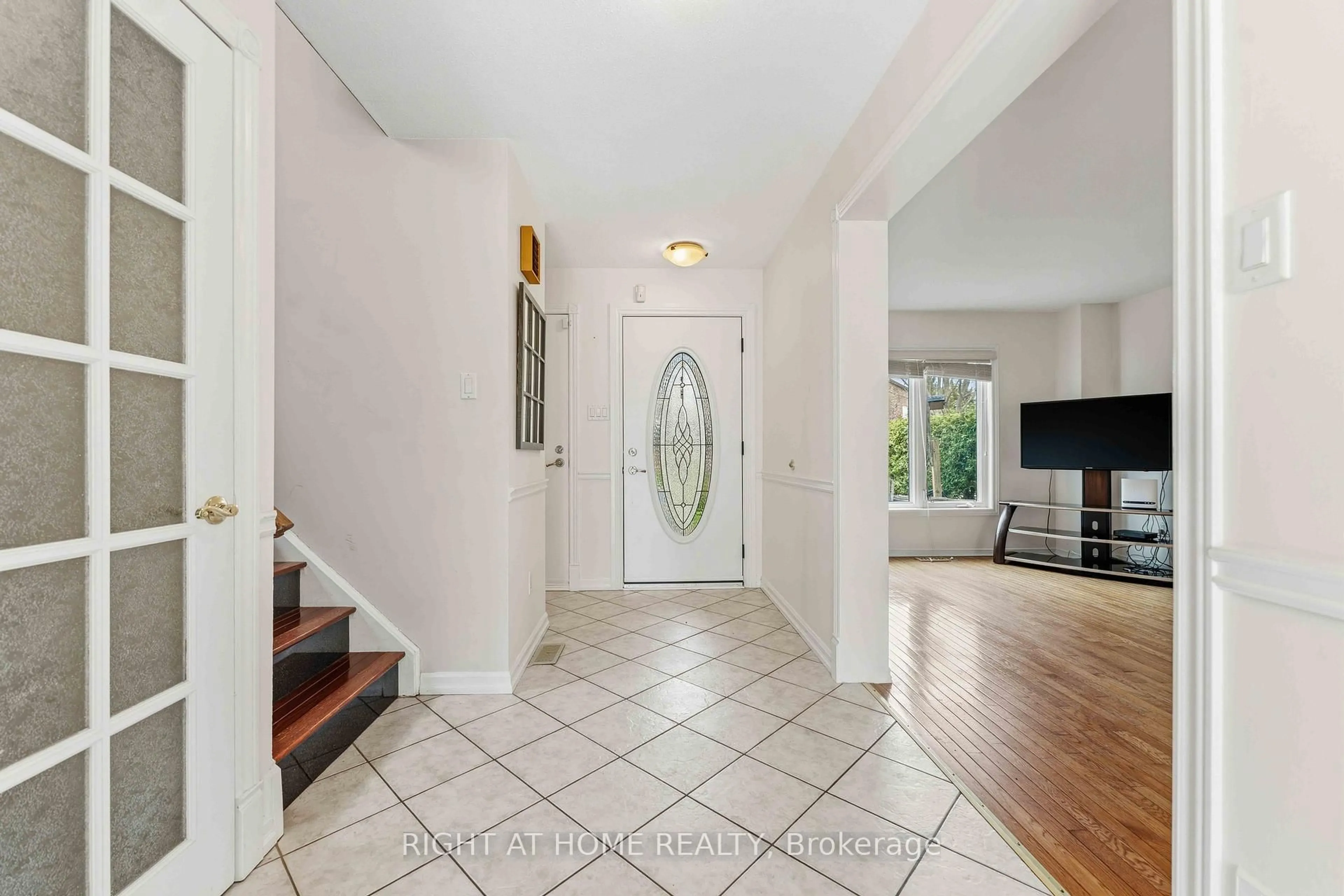 Indoor entryway for 26 Denham Way, Ottawa Ontario K2S 1H5