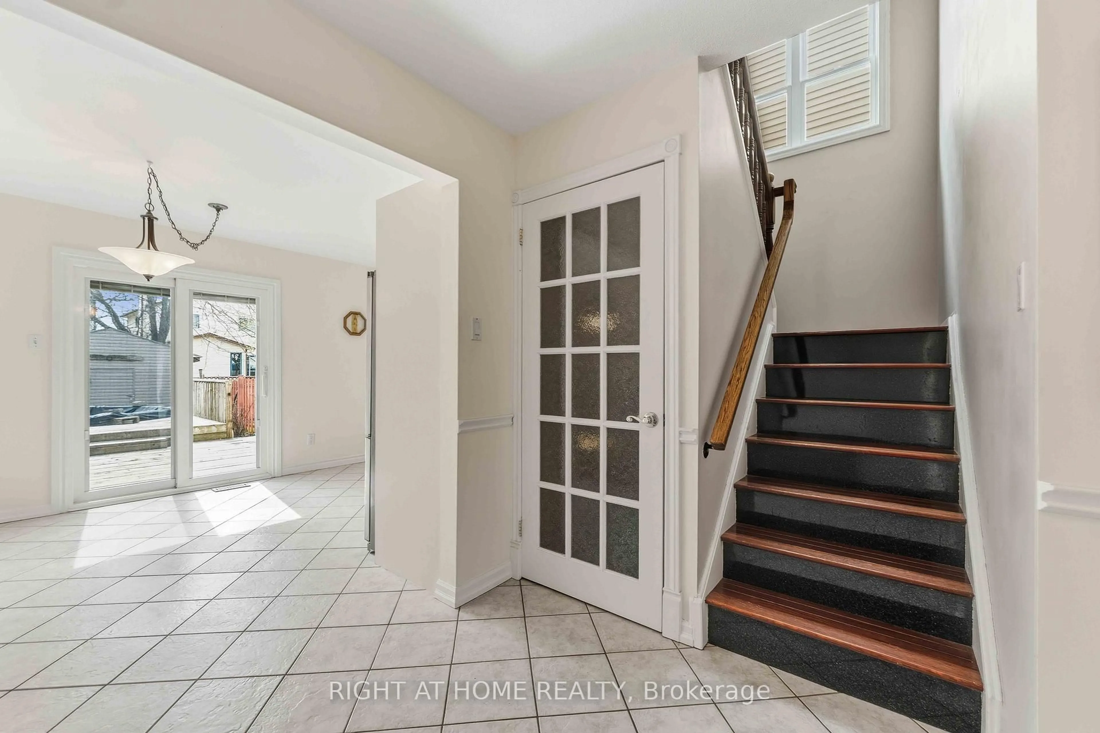 Indoor foyer for 26 Denham Way, Ottawa Ontario K2S 1H5