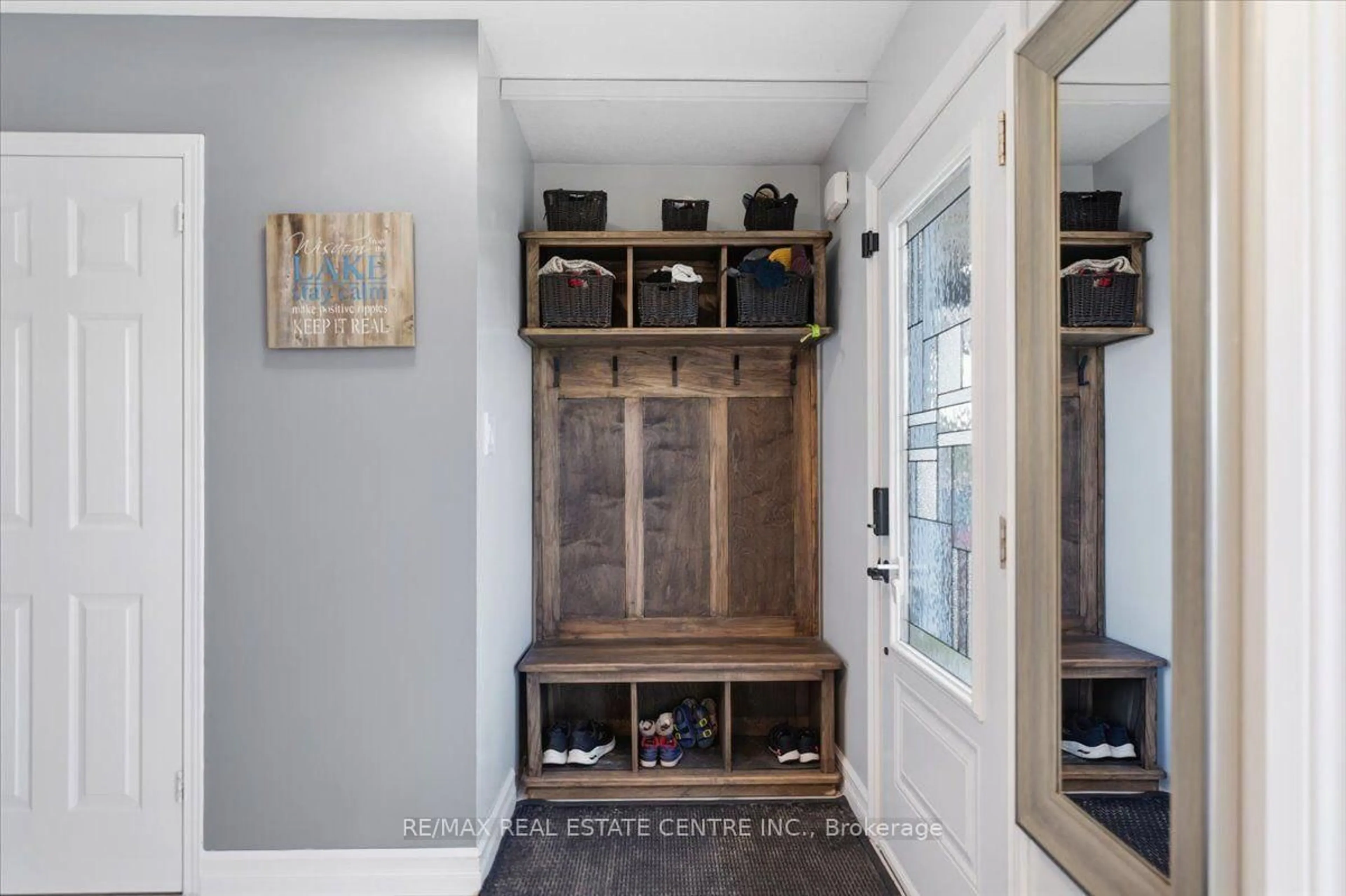 Indoor entryway for 4804 John St, Lincoln Ontario L3J 0P5