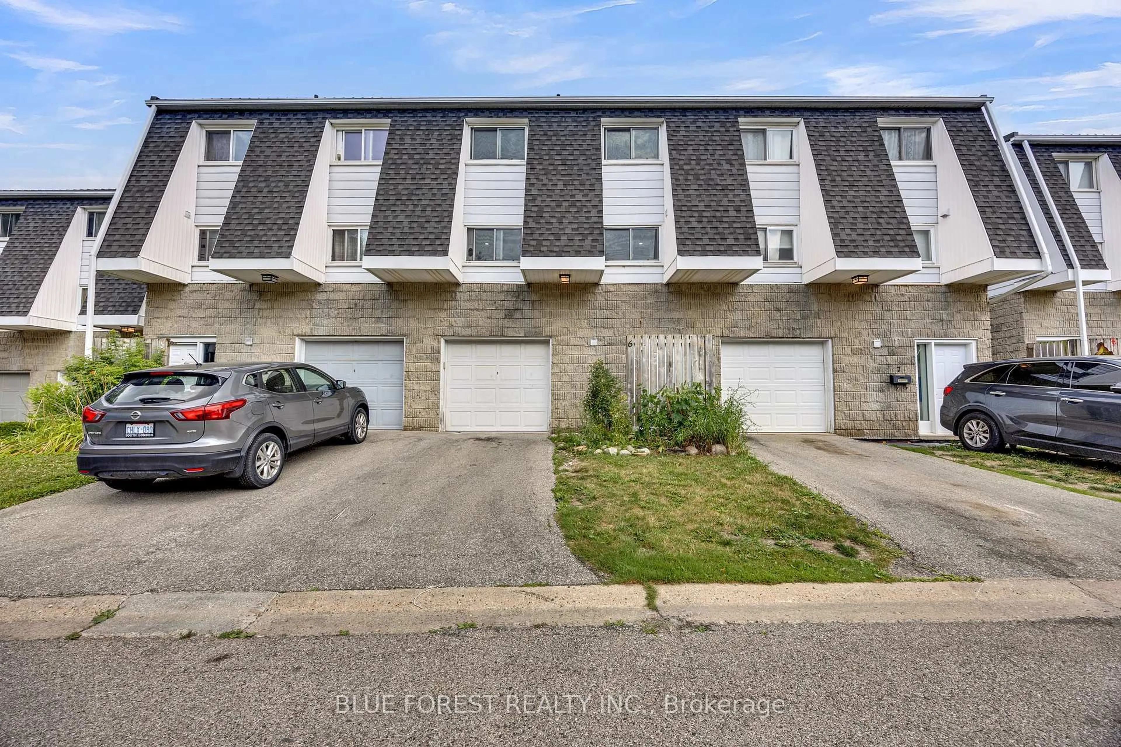A pic from outside/outdoor area/front of a property/back of a property/a pic from drone, street for 40 Fairfax Crt #Unit 6, London North Ontario N6B 3Y3