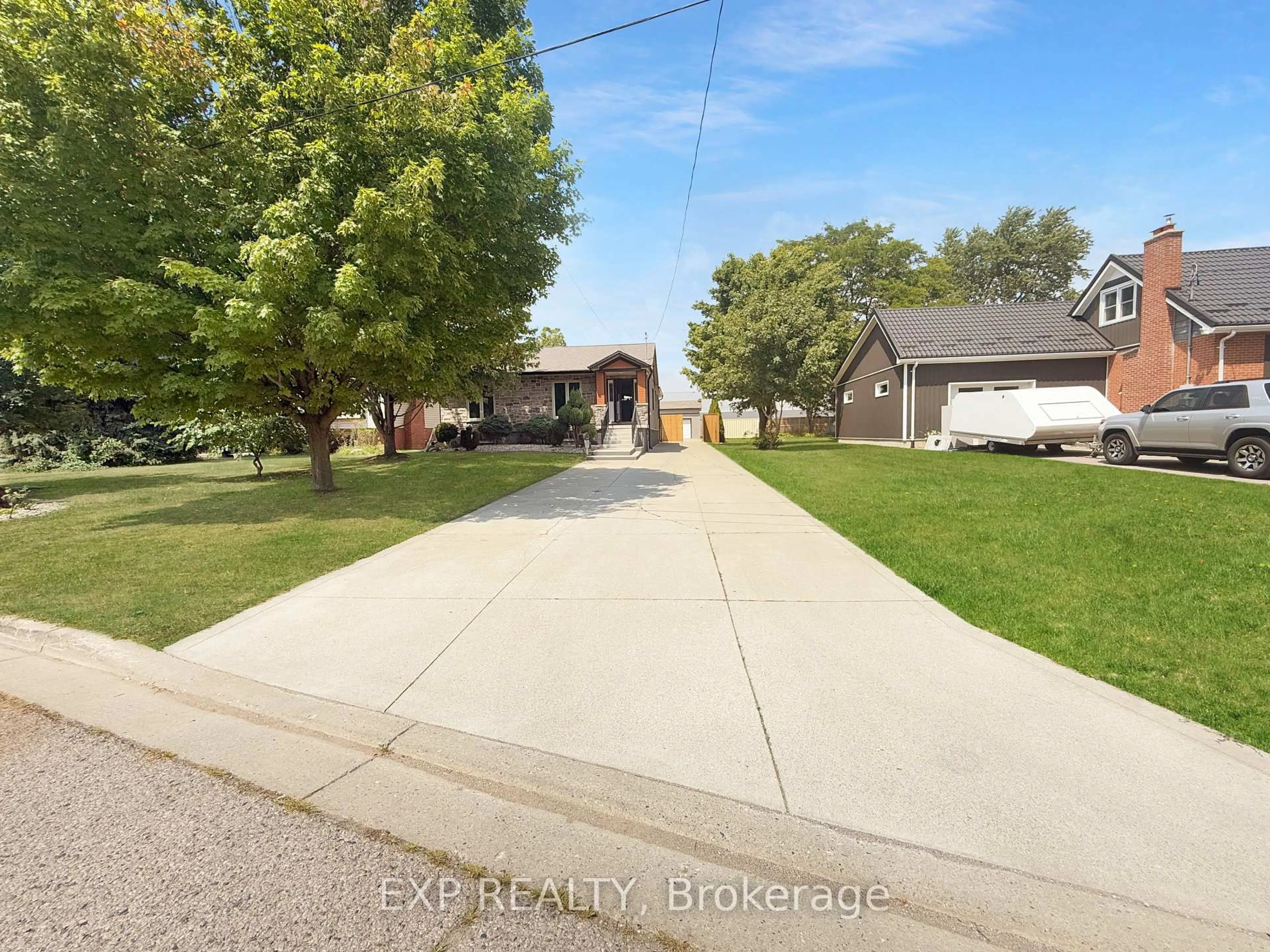 A pic from outside/outdoor area/front of a property/back of a property/a pic from drone, street for 17 Greenfield Crt, London South Ontario N6E 1K9