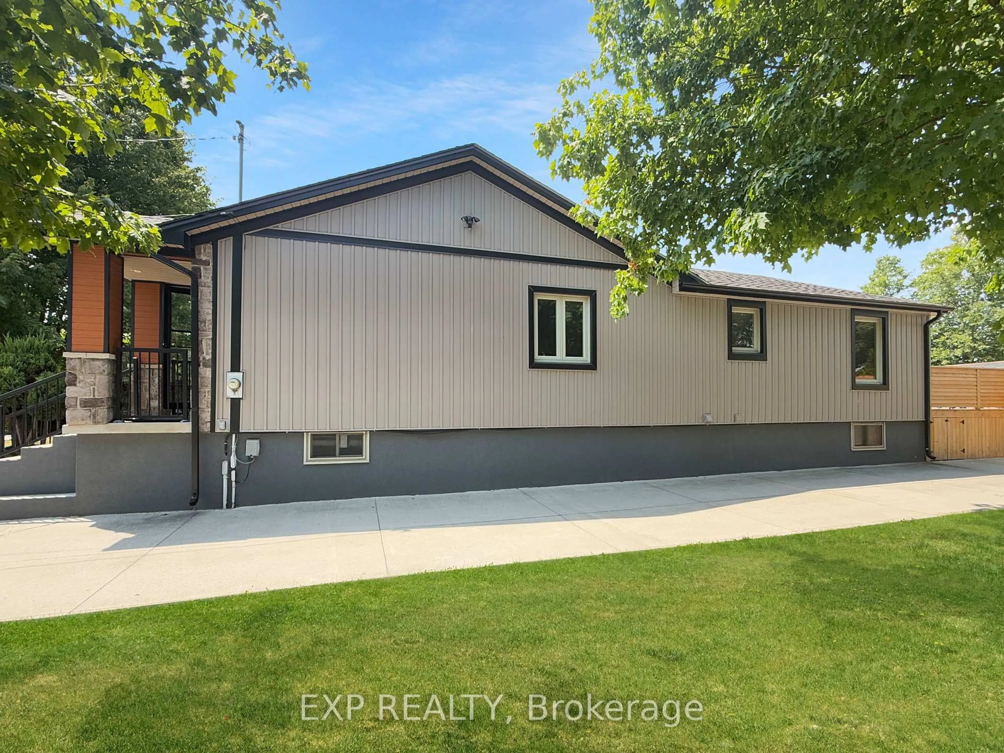 Home with vinyl exterior material, street for 17 Greenfield Crt, London South Ontario N6E 1K9