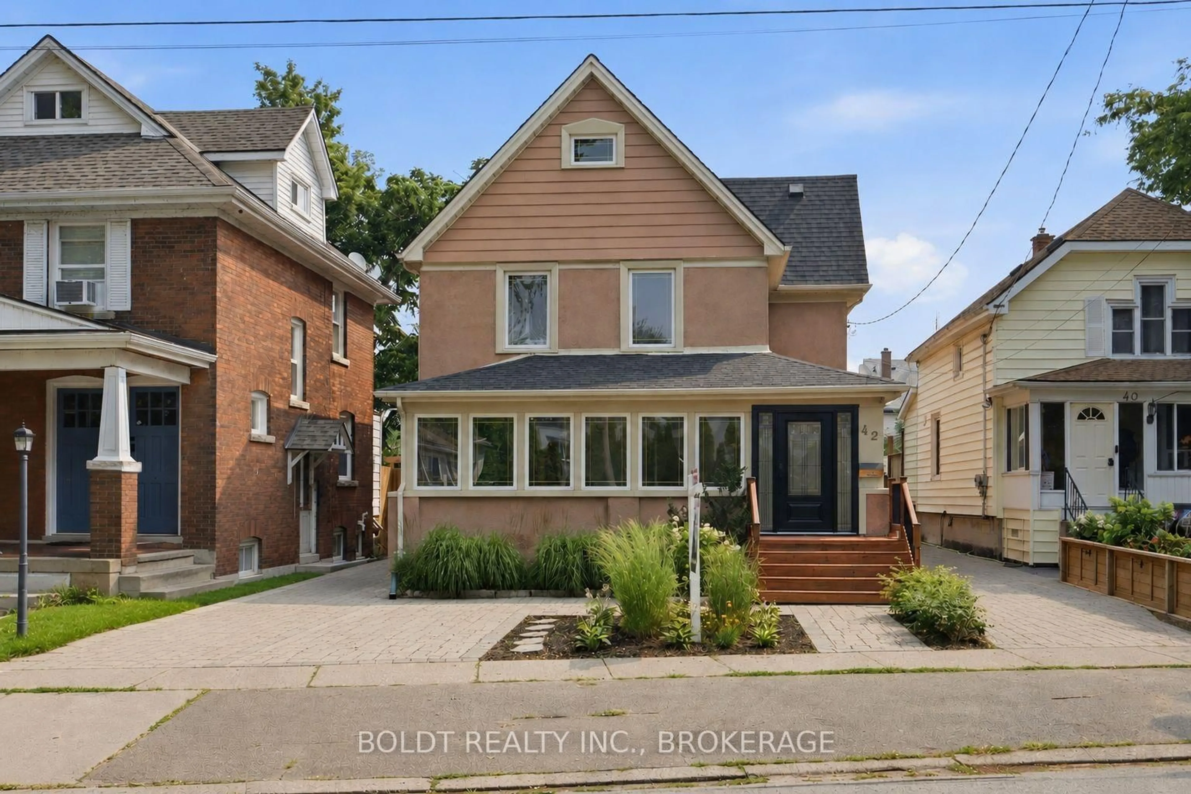 Home with brick exterior material, street for 42 Thomas St, St. Catharines Ontario L2R 6L9