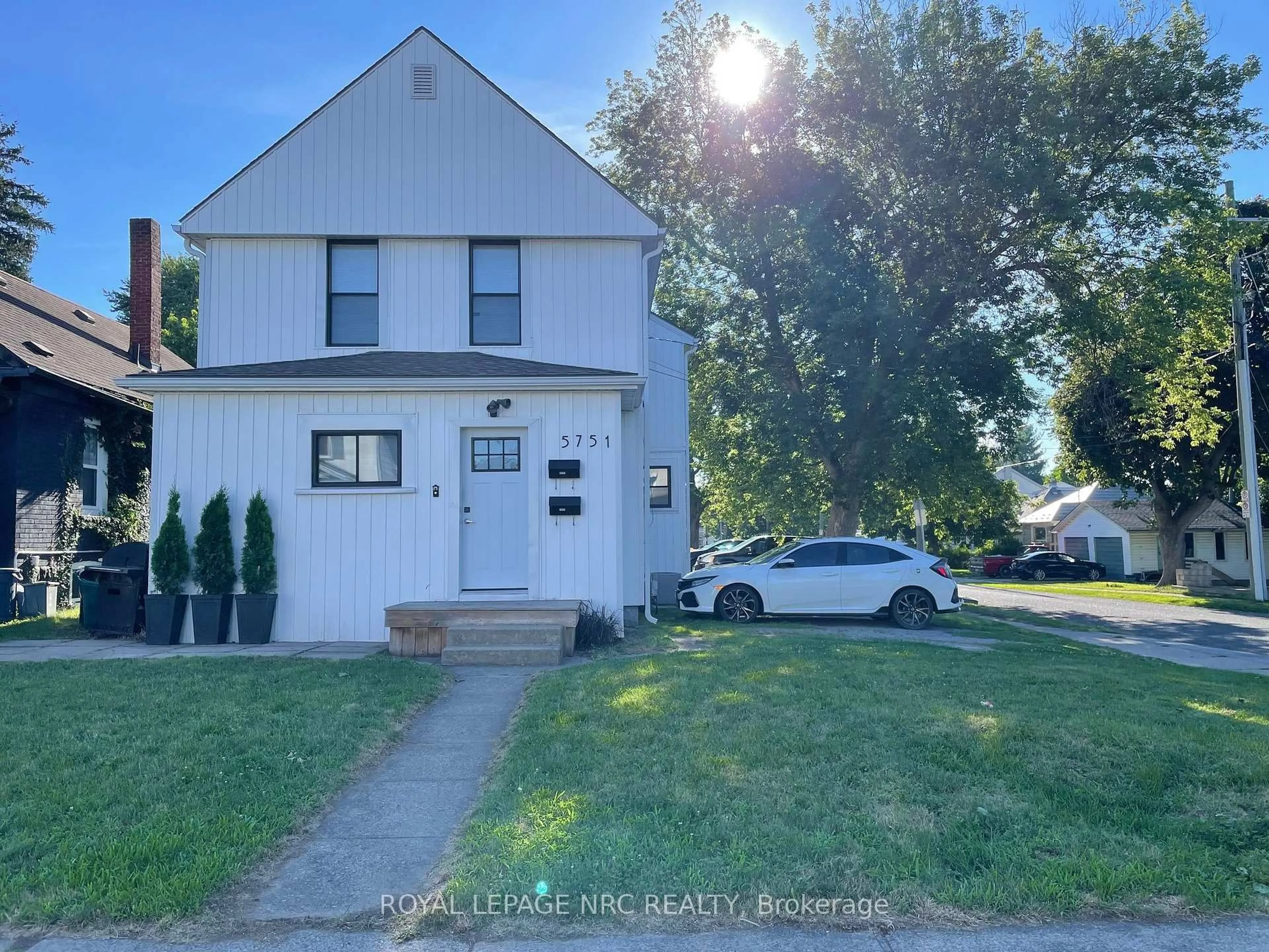 A pic from outside/outdoor area/front of a property/back of a property/a pic from drone, street for 5751 Leonard Ave, Niagara Falls Ontario L2G 4R4