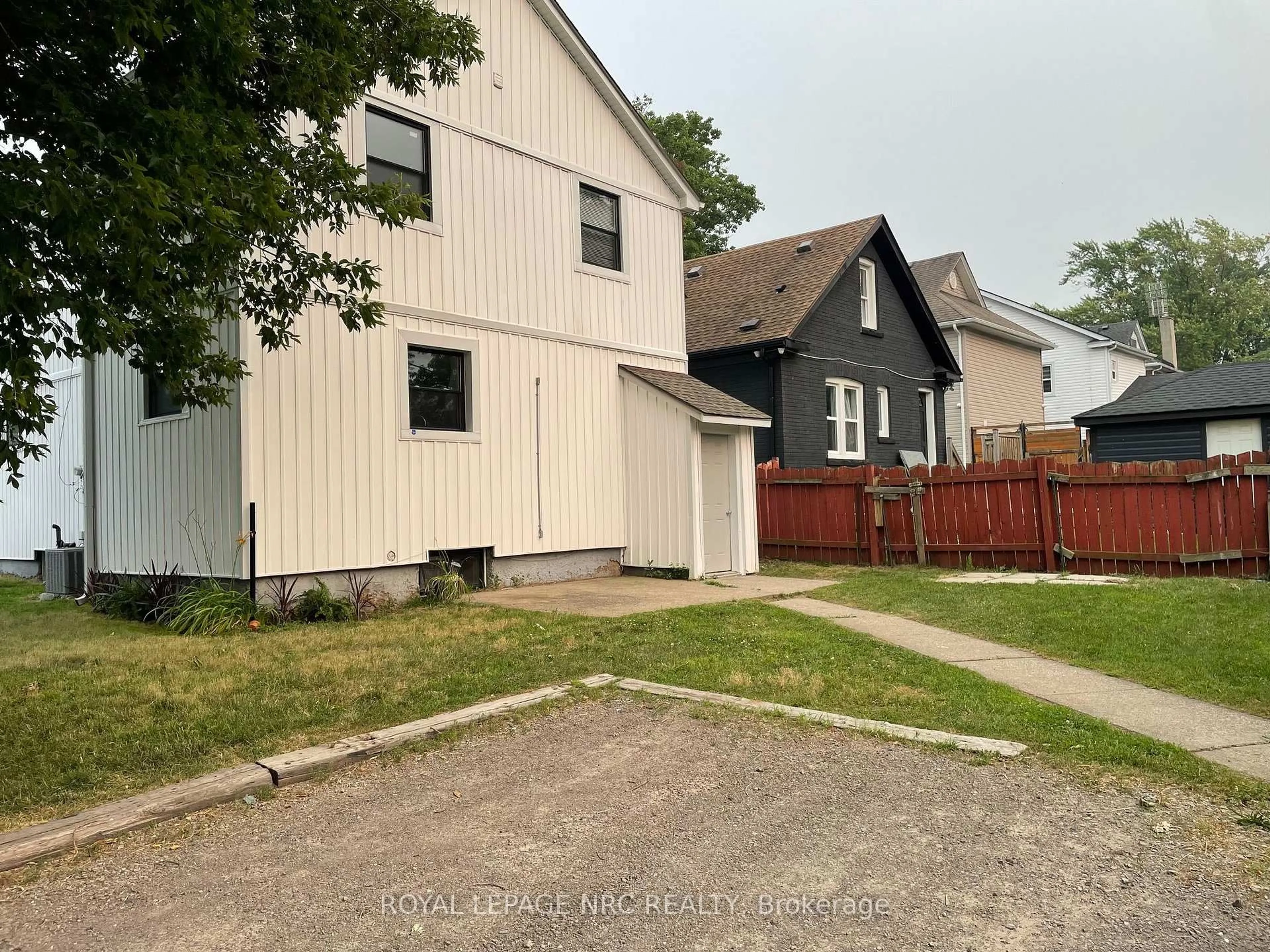 A pic from outside/outdoor area/front of a property/back of a property/a pic from drone, street for 5751 Leonard Ave, Niagara Falls Ontario L2G 4R4