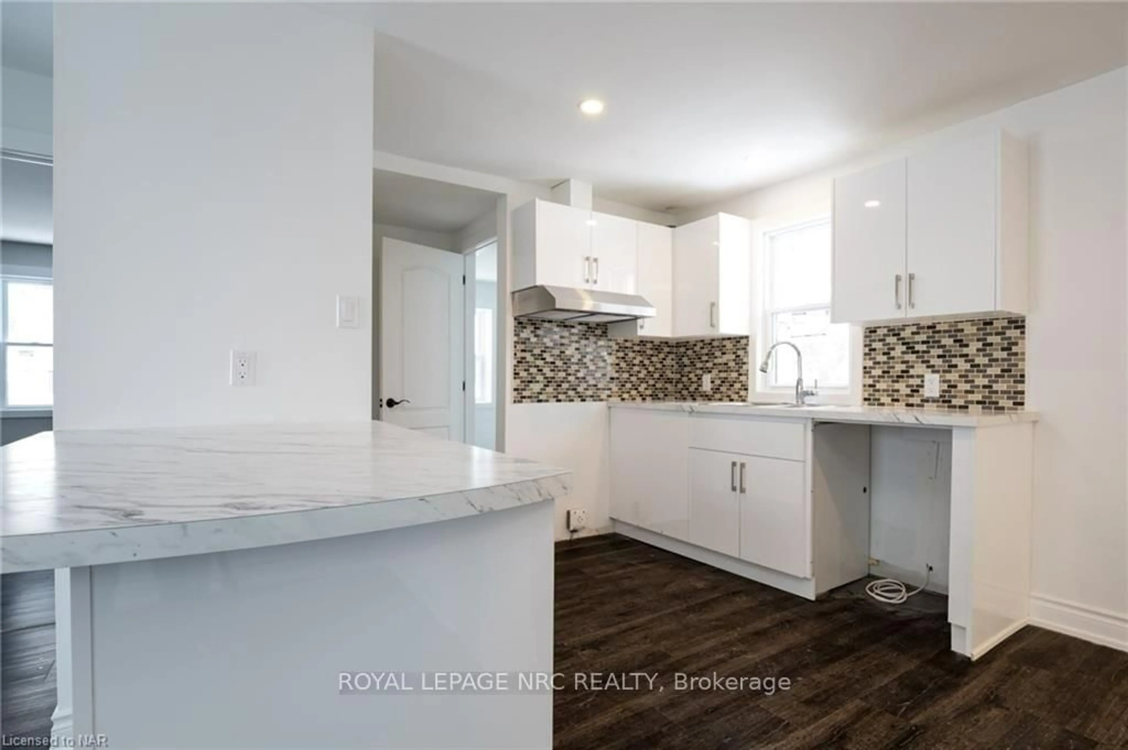 Open concept kitchen, ceramic/tile floor for 5751 Leonard Ave, Niagara Falls Ontario L2G 4R4