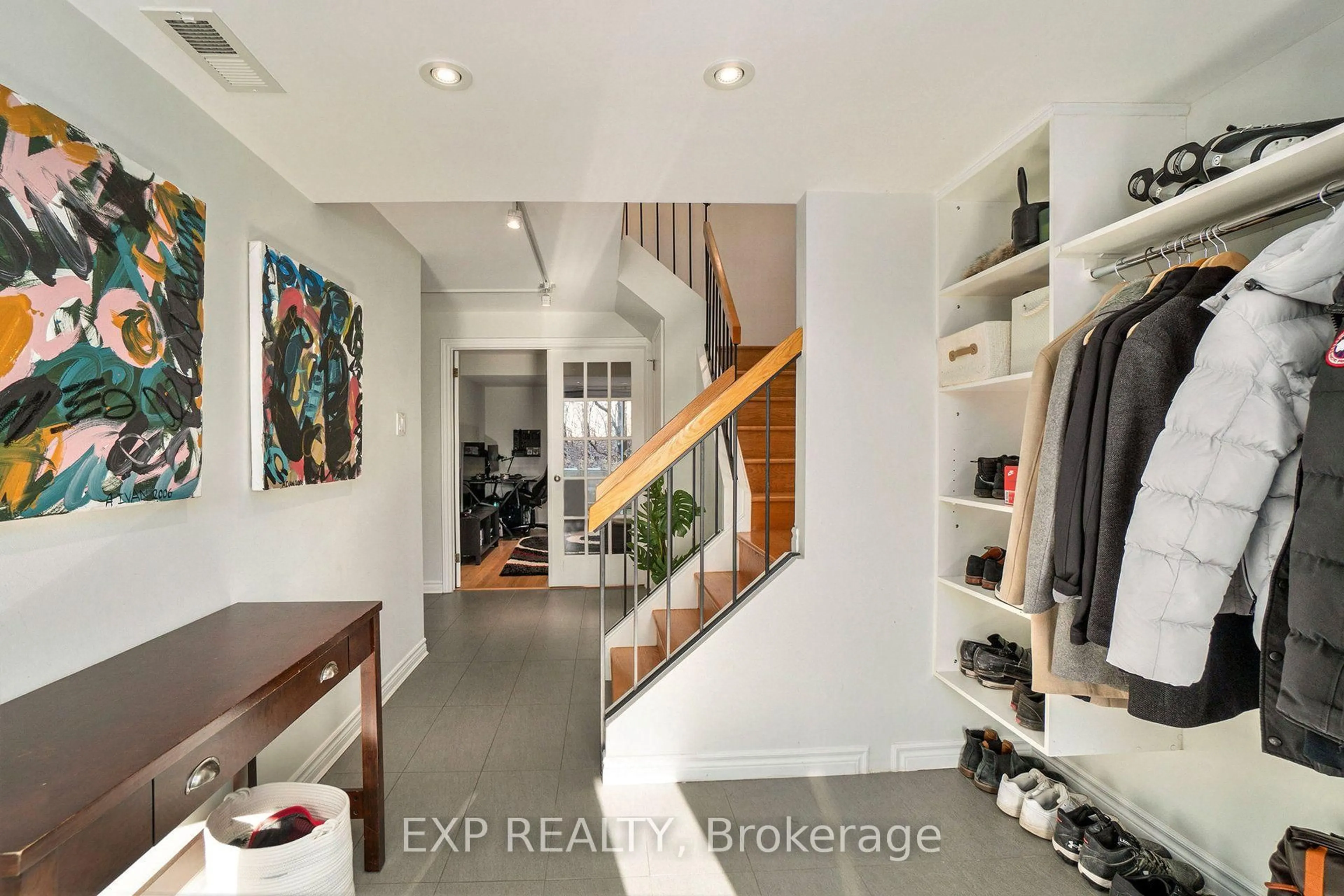 Indoor entryway for 6667 Bilberry Dr, Ottawa Ontario K1C 4N5