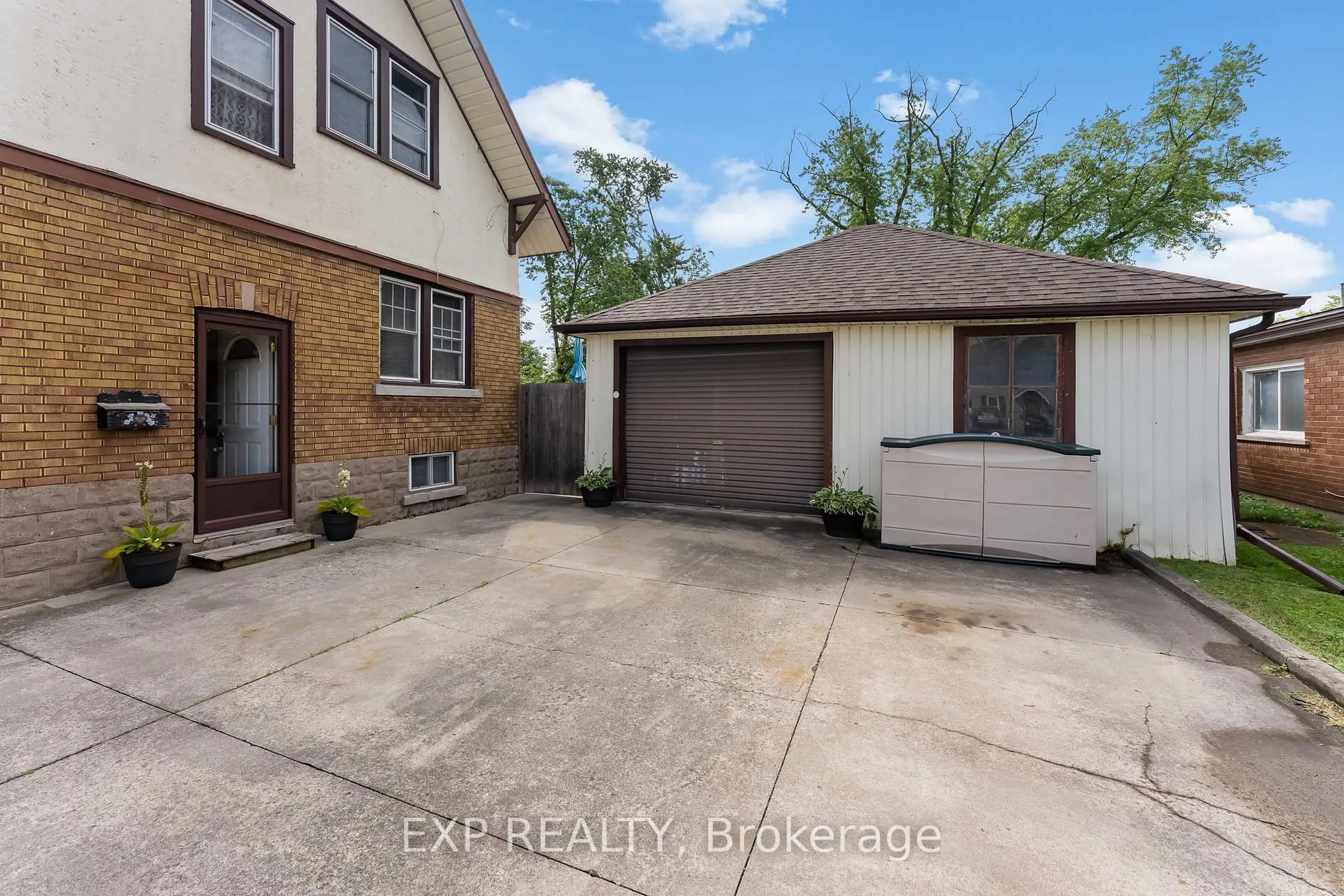 A pic from outside/outdoor area/front of a property/back of a property/a pic from drone, street for 3938 Main St, Niagara Falls Ontario L2G 6B6
