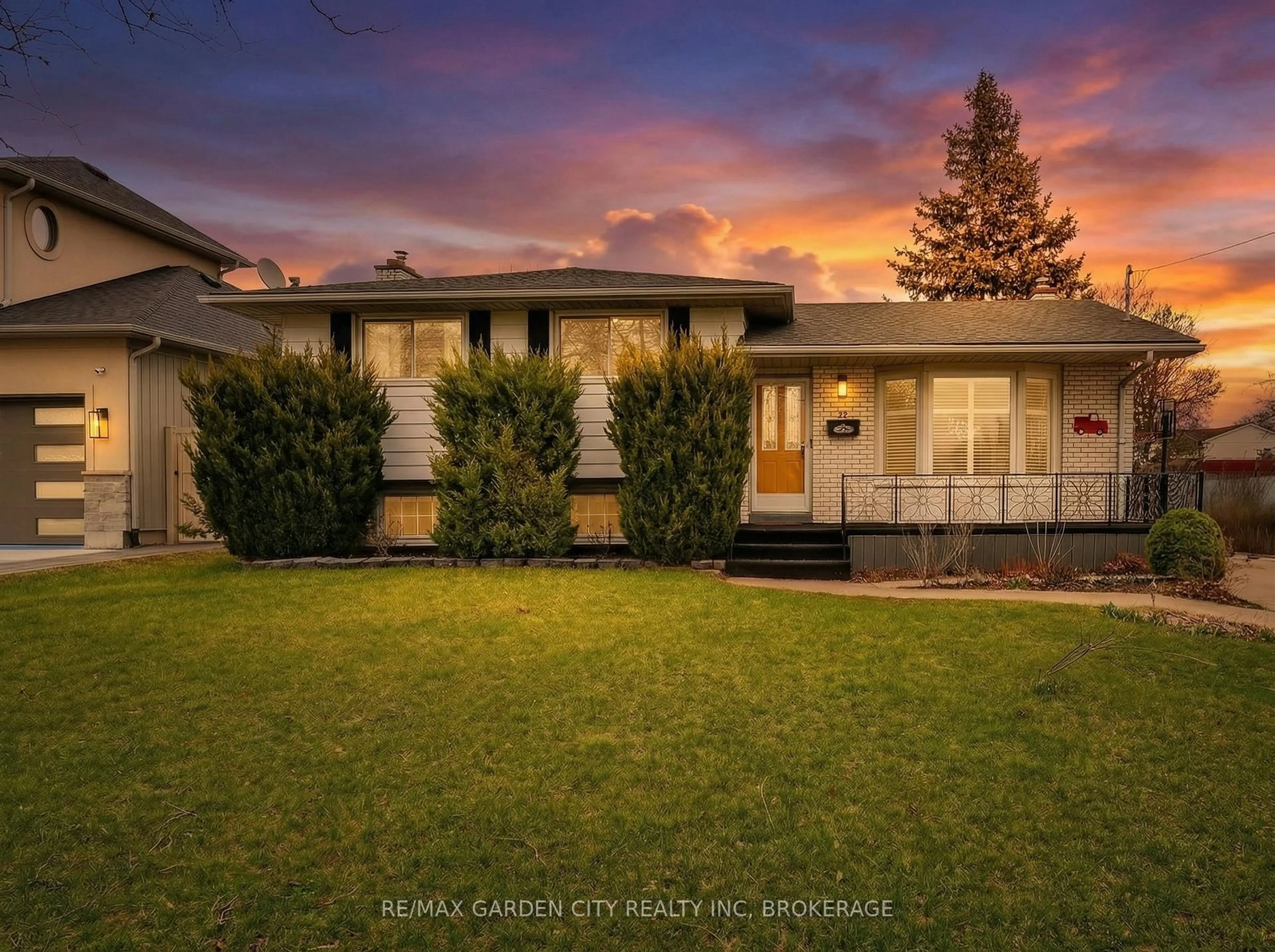 A pic from outside/outdoor area/front of a property/back of a property/a pic from drone, street for 78 Meredith Dr, St. Catharines Ontario L2M 6C7