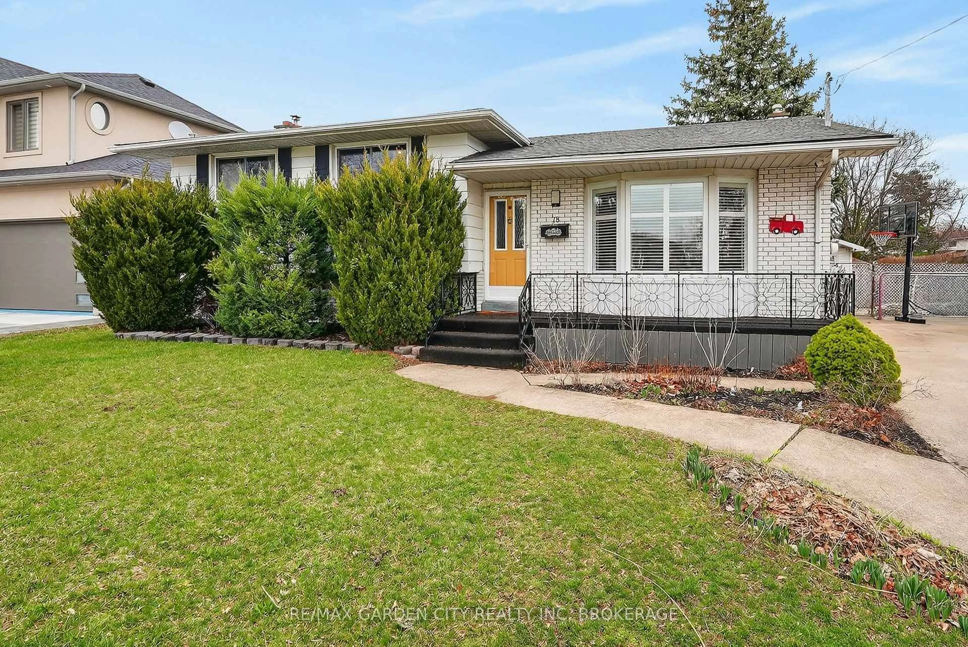 Home with vinyl exterior material, street for 78 Meredith Dr, St. Catharines Ontario L2M 6C7