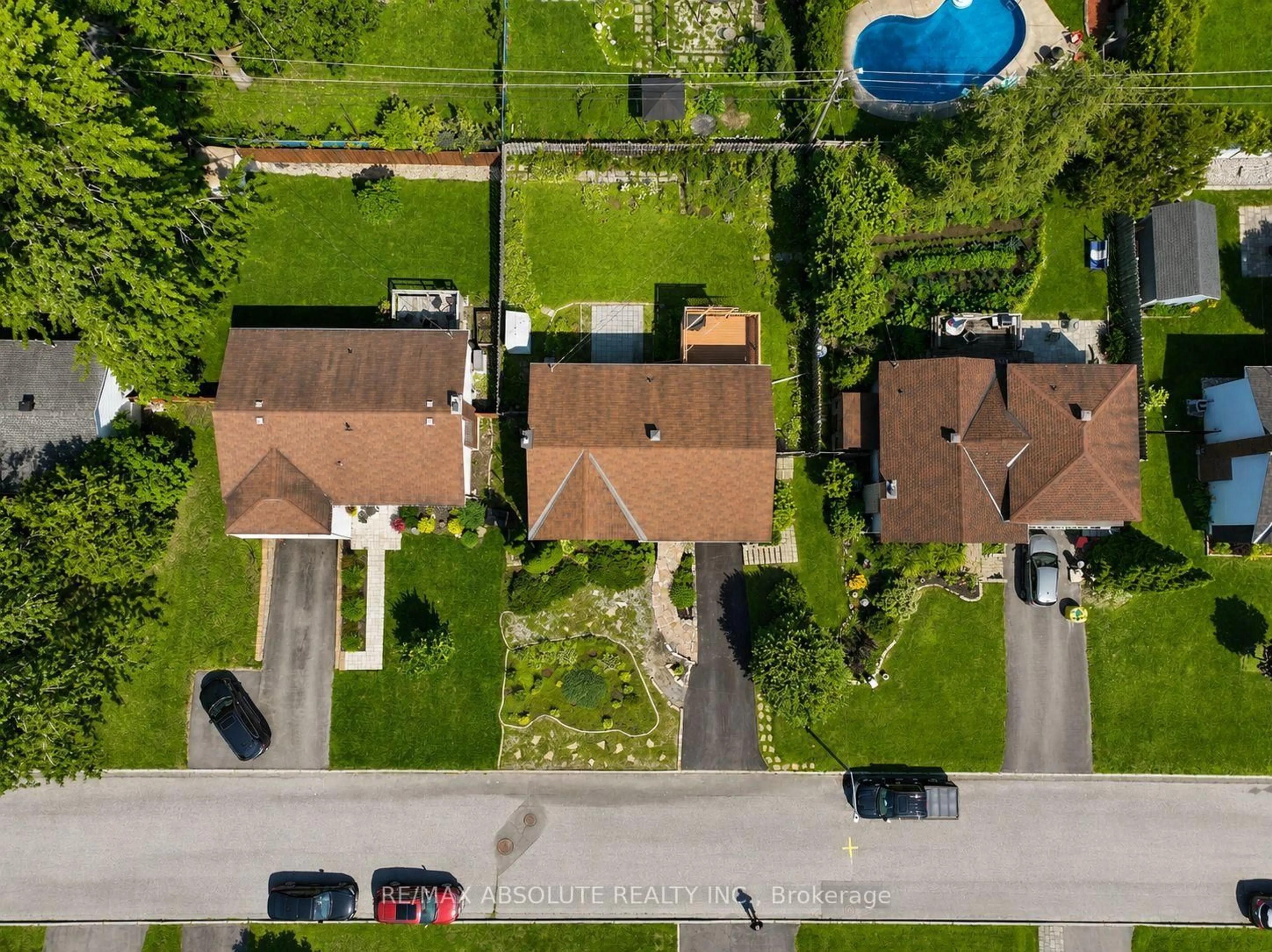 A pic from outside/outdoor area/front of a property/back of a property/a pic from drone, street for 377 Leanne St, Orleans Ontario K1E 1V8
