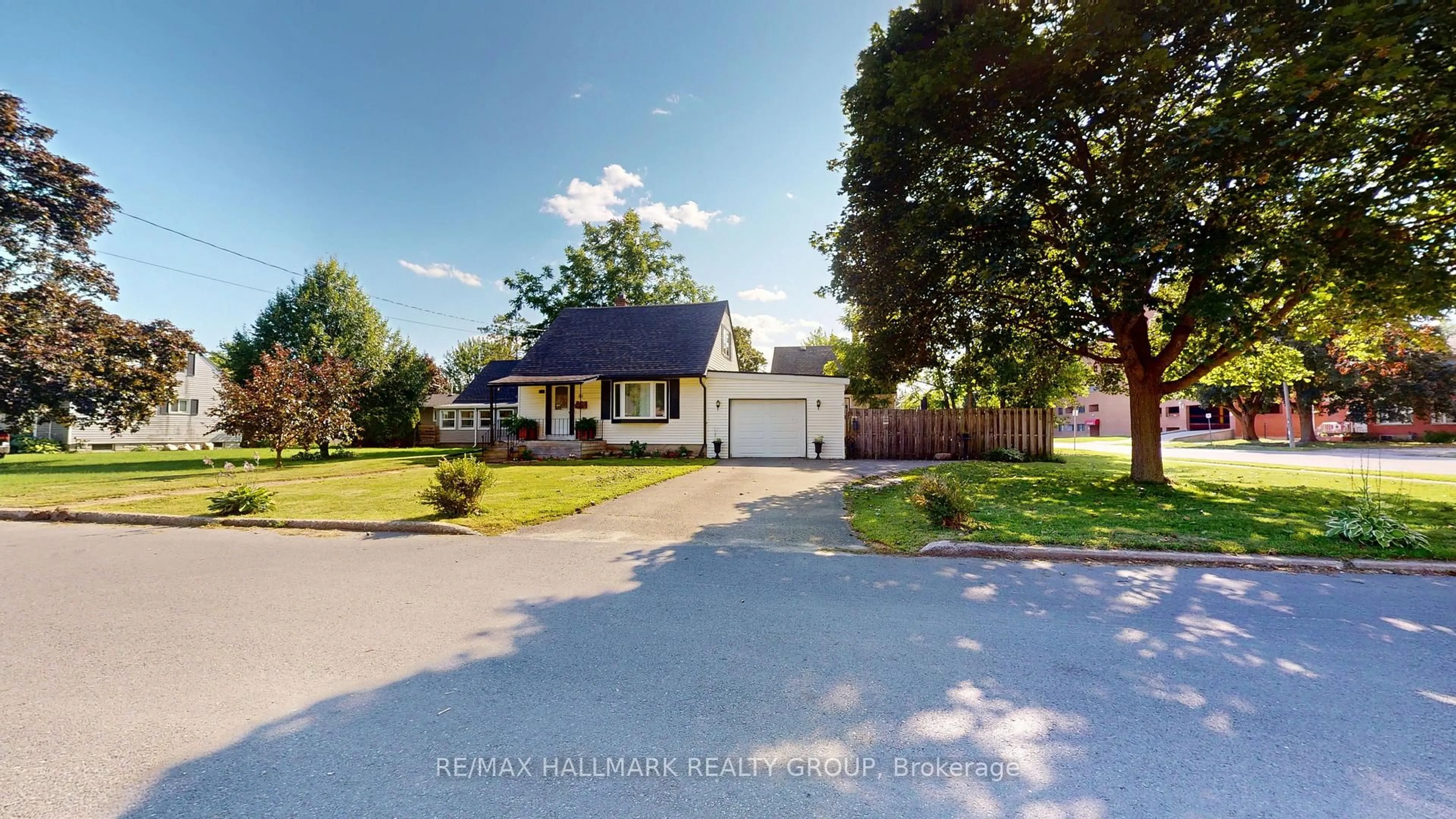 A pic from outside/outdoor area/front of a property/back of a property/a pic from drone, street for 36 Hastings Dr, Brockville Ontario K6V 2P1