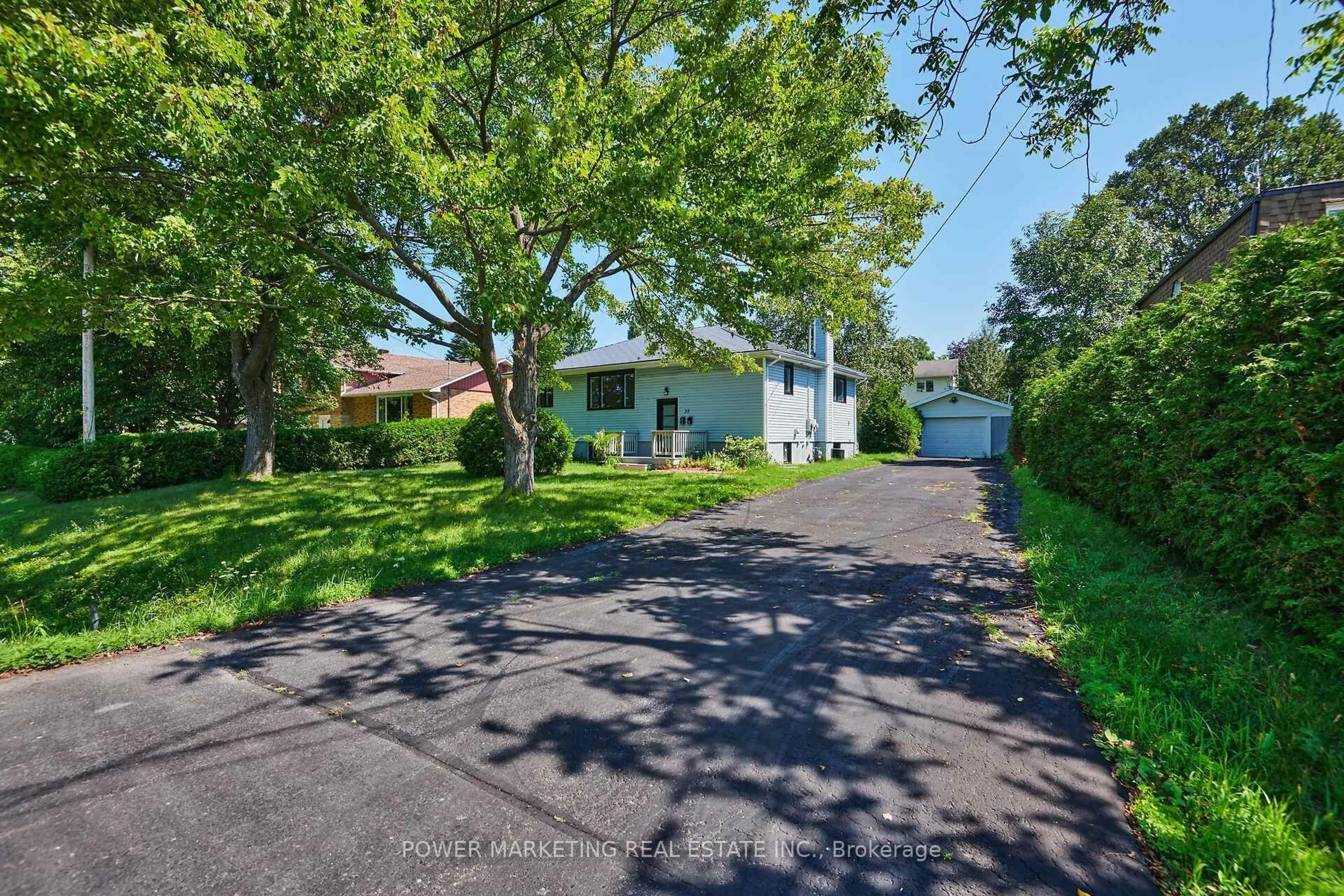 A pic from outside/outdoor area/front of a property/back of a property/a pic from drone, street for 35 Tauvette St, Ottawa Ontario K1B 3A1
