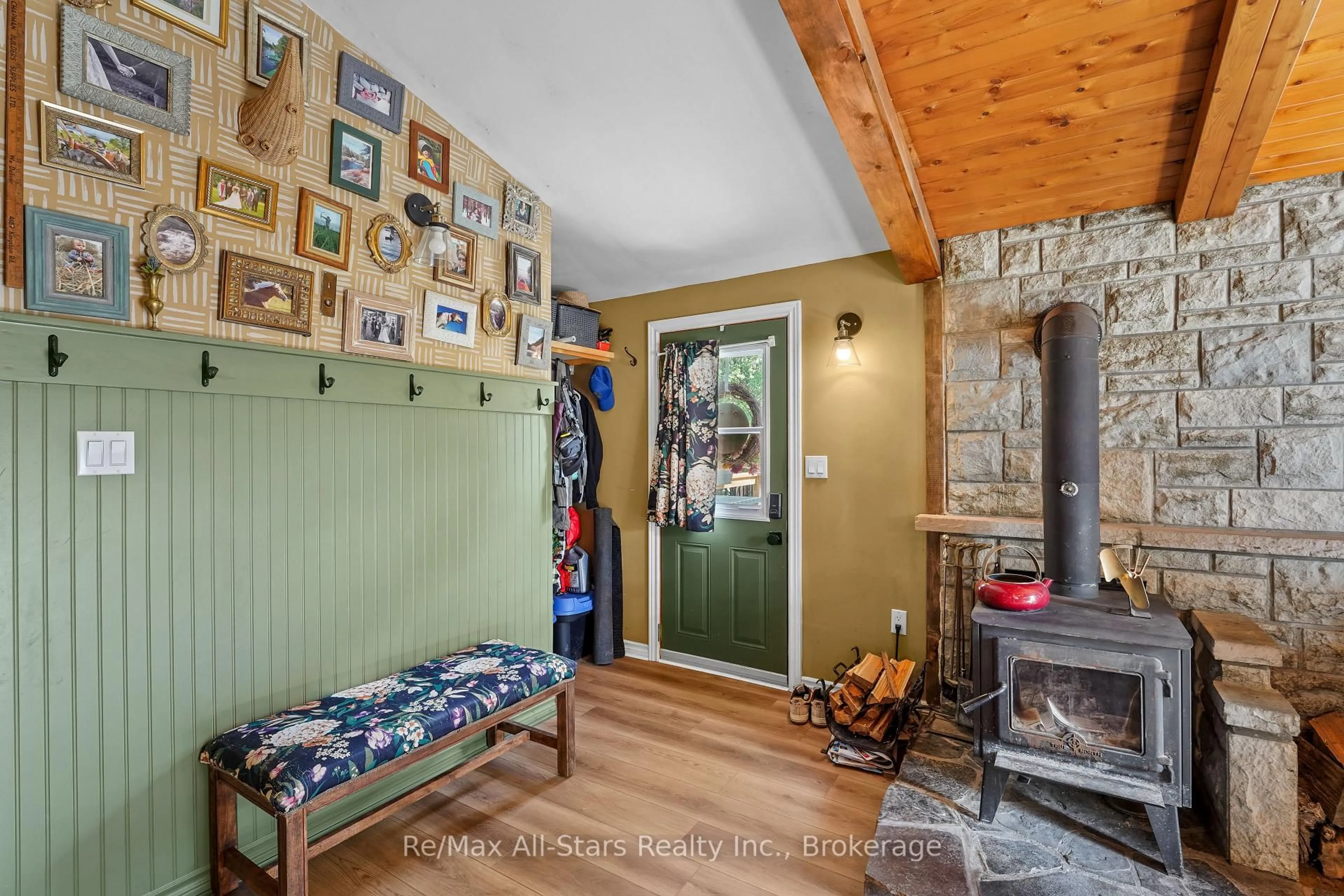 Indoor entryway for 117 Echo Bay Rd, Kawartha Lakes Ontario K0M 1A0
