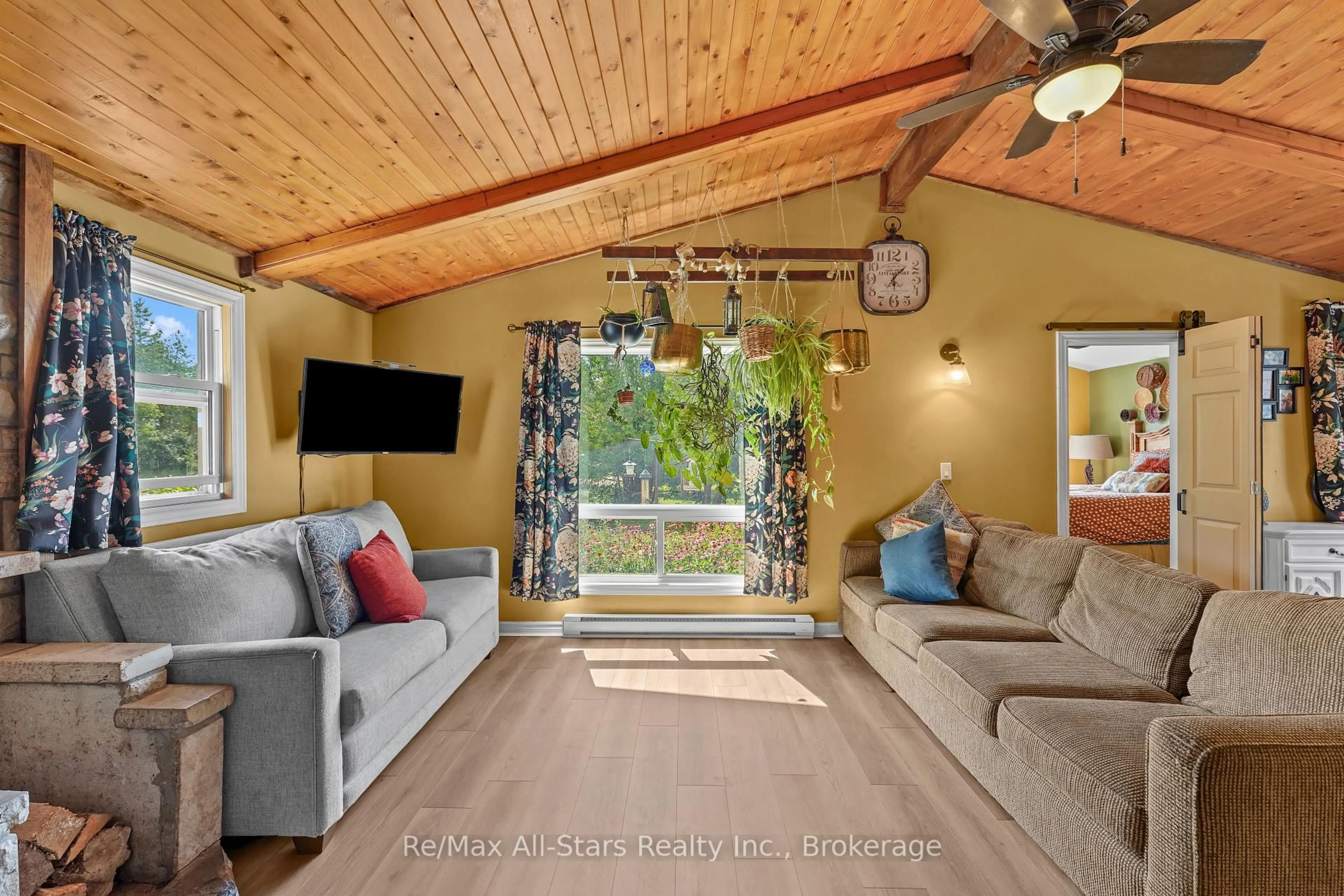 Living room with furniture, unknown for 117 Echo Bay Rd, Kawartha Lakes Ontario K0M 1A0