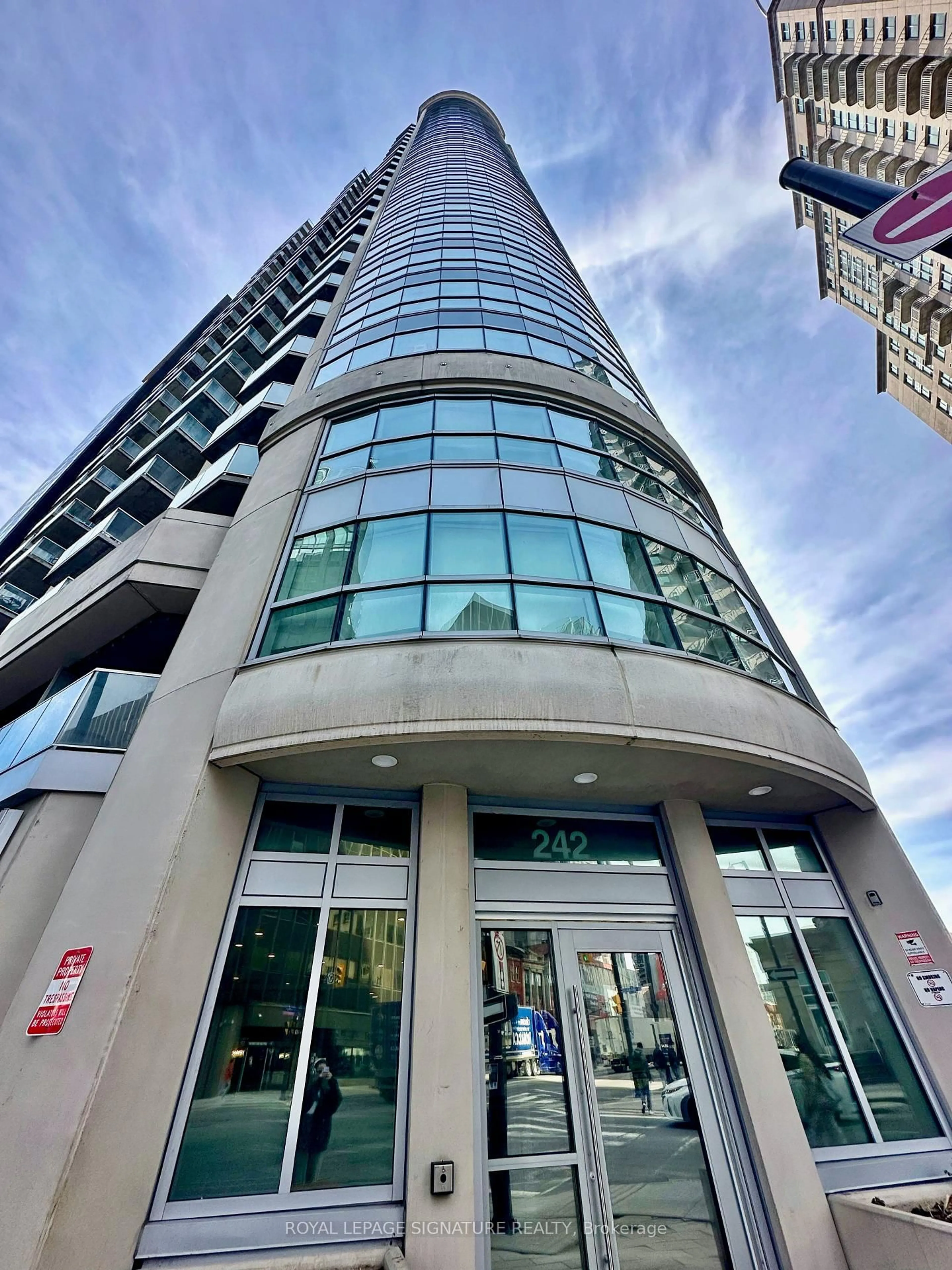 Indoor foyer for 242 Rideau St #1208, Ottawa Ontario K1N 0B7