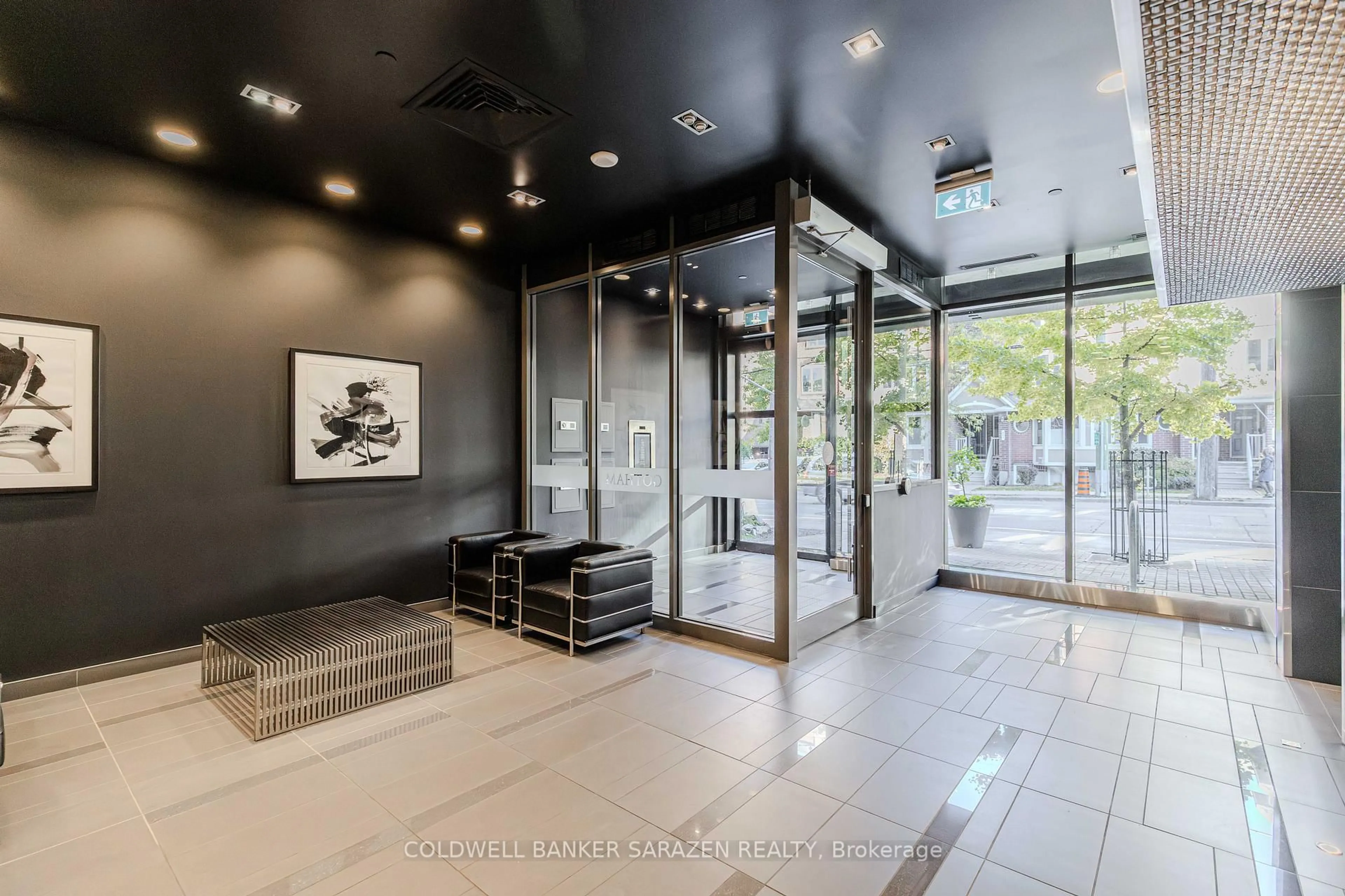 Indoor foyer for 224 Lyon St #1308, Ottawa Ontario K1R 0C1