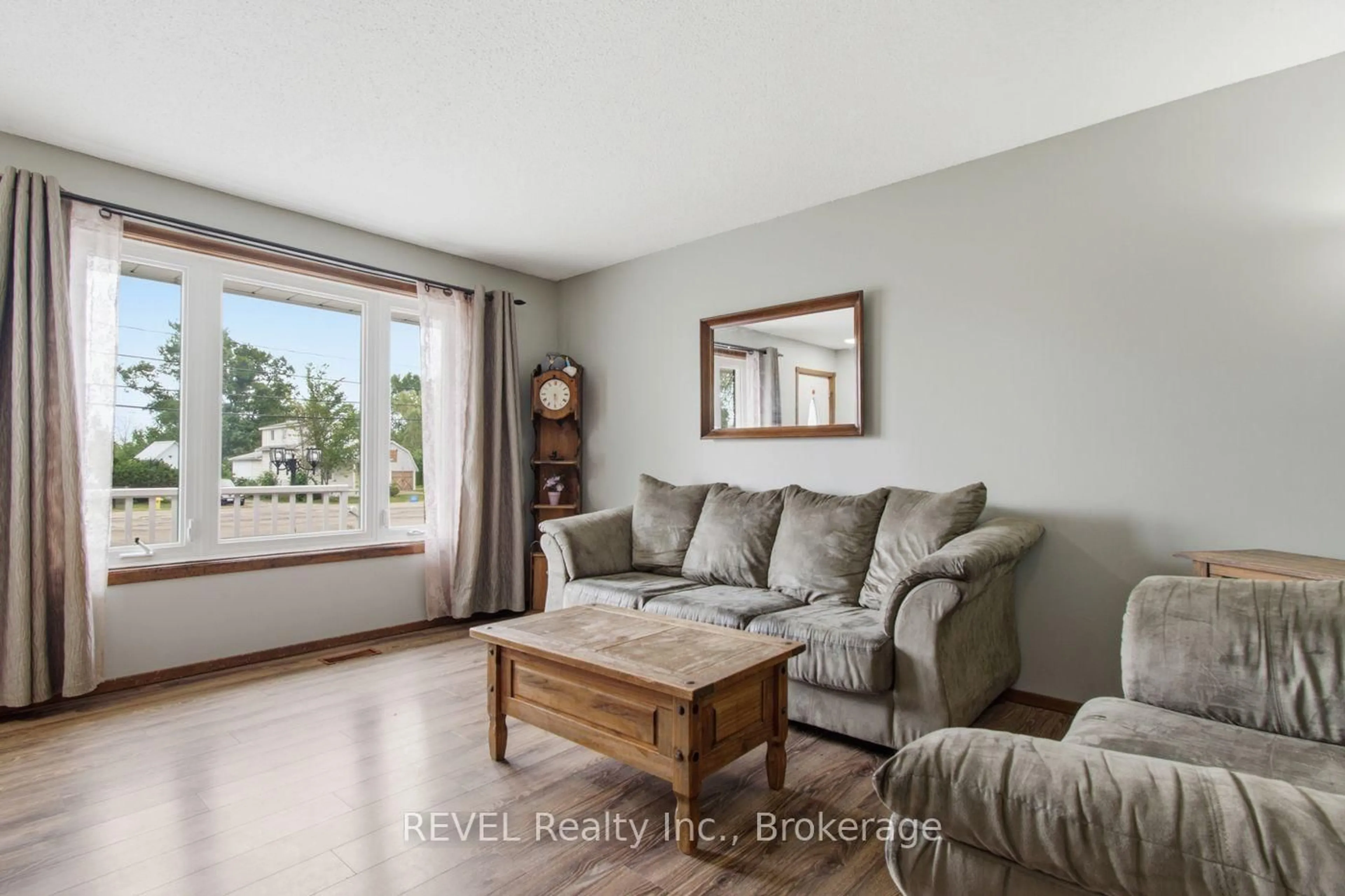 Living room with furniture, unknown for 2203 STEVENSVILLE Rd, Fort Erie Ontario L0S 1S0