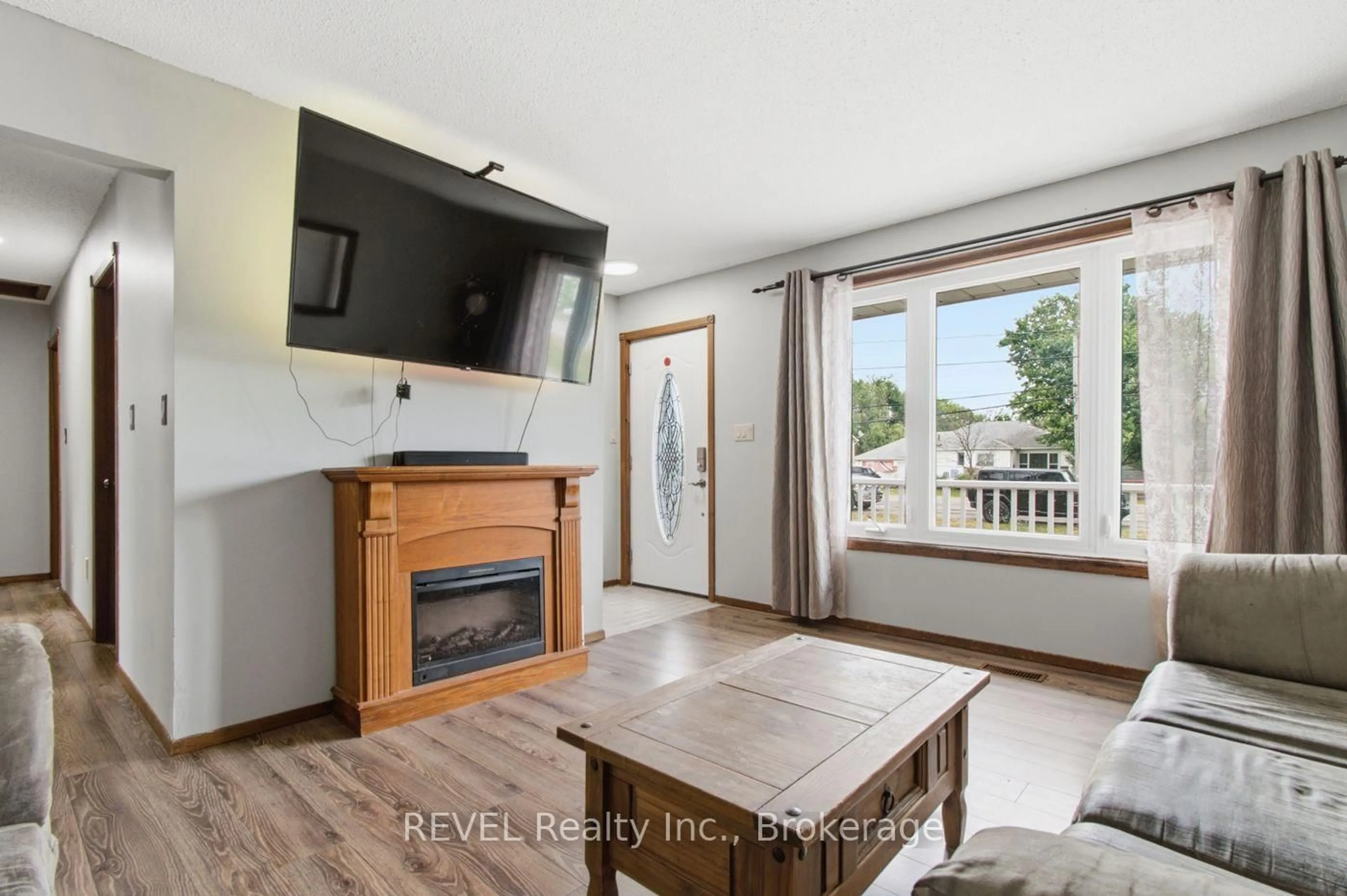 Living room with furniture, wood/laminate floor for 2203 STEVENSVILLE Rd, Fort Erie Ontario L0S 1S0