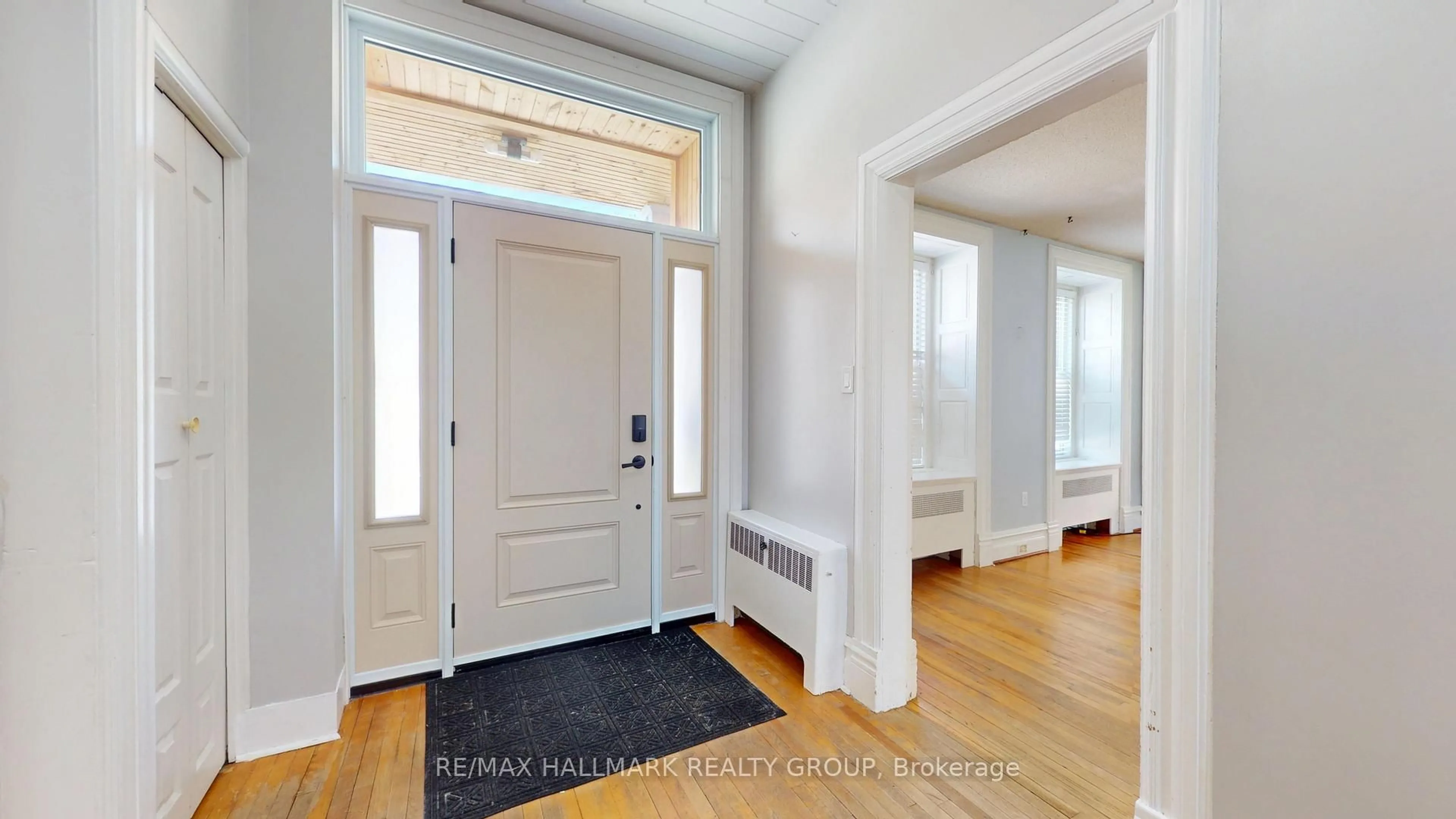 Indoor entryway for 461 Centre St, Prescott Ontario K0E 1T0