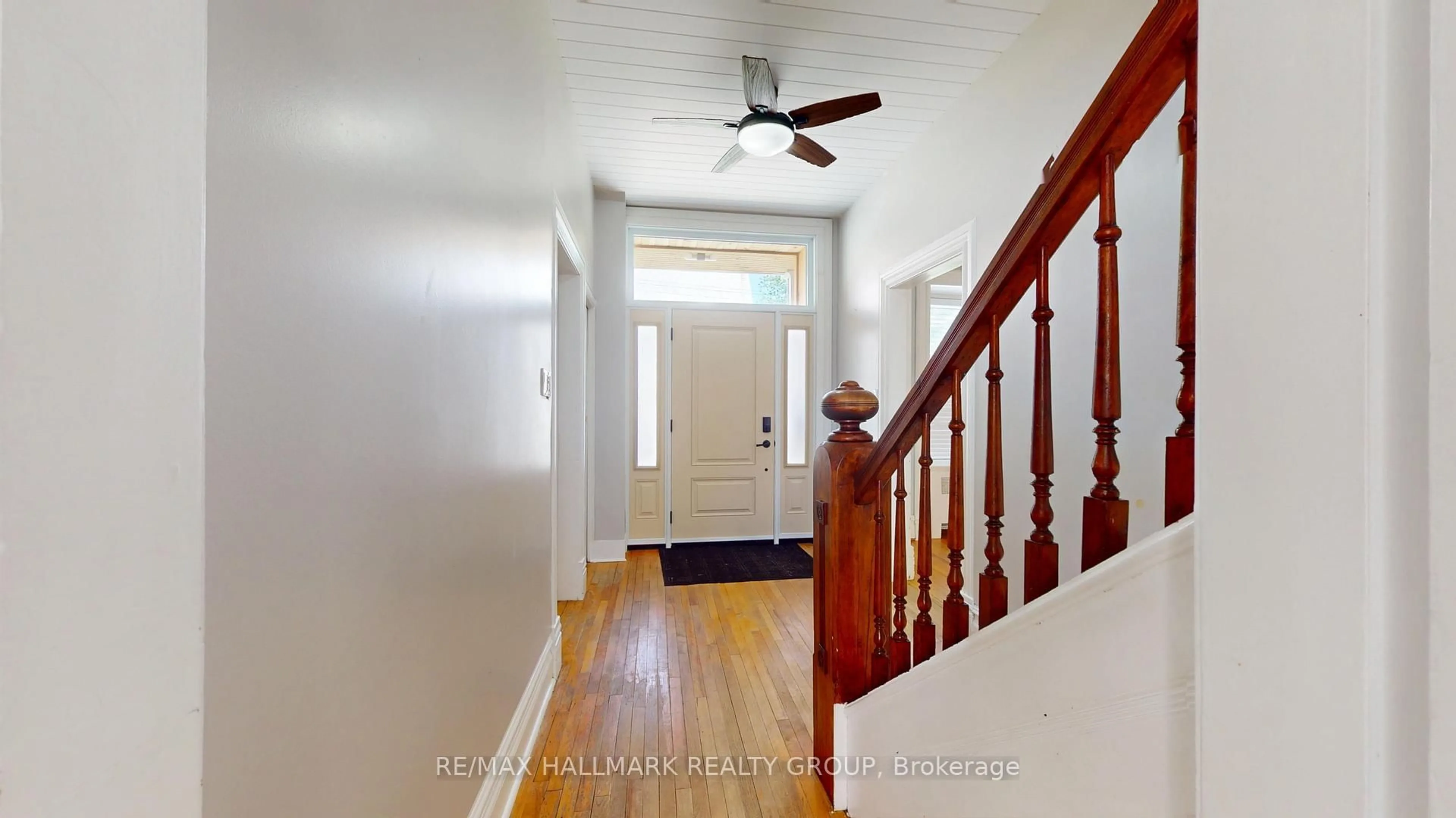 Indoor entryway for 461 Centre St, Prescott Ontario K0E 1T0